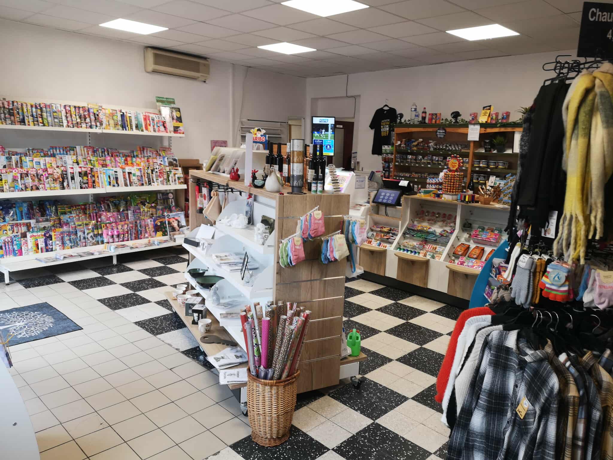 Description : Bourg ancien de la Côte Roannaise, à 20 km au nord-ouest de Roanne, au pied des Monts de la Madeleine. Commune viticole bénéficiant de l'AOC, le village compte différents commerces et services de proximité et une vie associative très active. Il s'agit d'une commune touristique située sur l'itinéraire découverte des villages de caractère de la Côte Roannaise (église, prieuré, musée, "Village du livre", restaurant, Maison de pays, caveaux de dégustation chez les vignerons, ...).

Activité : Tabac-presse-bimbeloterie-FDJ multiservices (vêtements, relais colis, point STAR, paiement Trésor Public, cadeaux...). Possibilité de développer une activité complémentaire dans une partie des locaux non utilisée actuellement (salon de thé par exemple en lien avec l'activité touristique du village).

Locaux : Local (97 m²) situé au centre du bourg ancien avec une place (possibilité de stationnement) devant la boutique. Nombreux commerces et services à proximité. Local comprenant un magasin doté de plusieurs accès, un bureau, des sanitaires. Local sécurisé et rideaux de fer pour la protection du magasin(tabac).

Prix : *prix fonds de commerce : 39 900 €     *murs : loyer :490 € / mois - possibilité d'achat : 59 000 €

Aides financières : Accompagnement personnalisé des porteurs de projets par les services de Roannais Agglomération. Possibilité d'accompagnement du conjoint. Aides à l'investissement (30 %) Région et Roannais Agglomération. Prêts d'honneur et garantie de prêts en lien avec Initiative Loire et Loire Active.