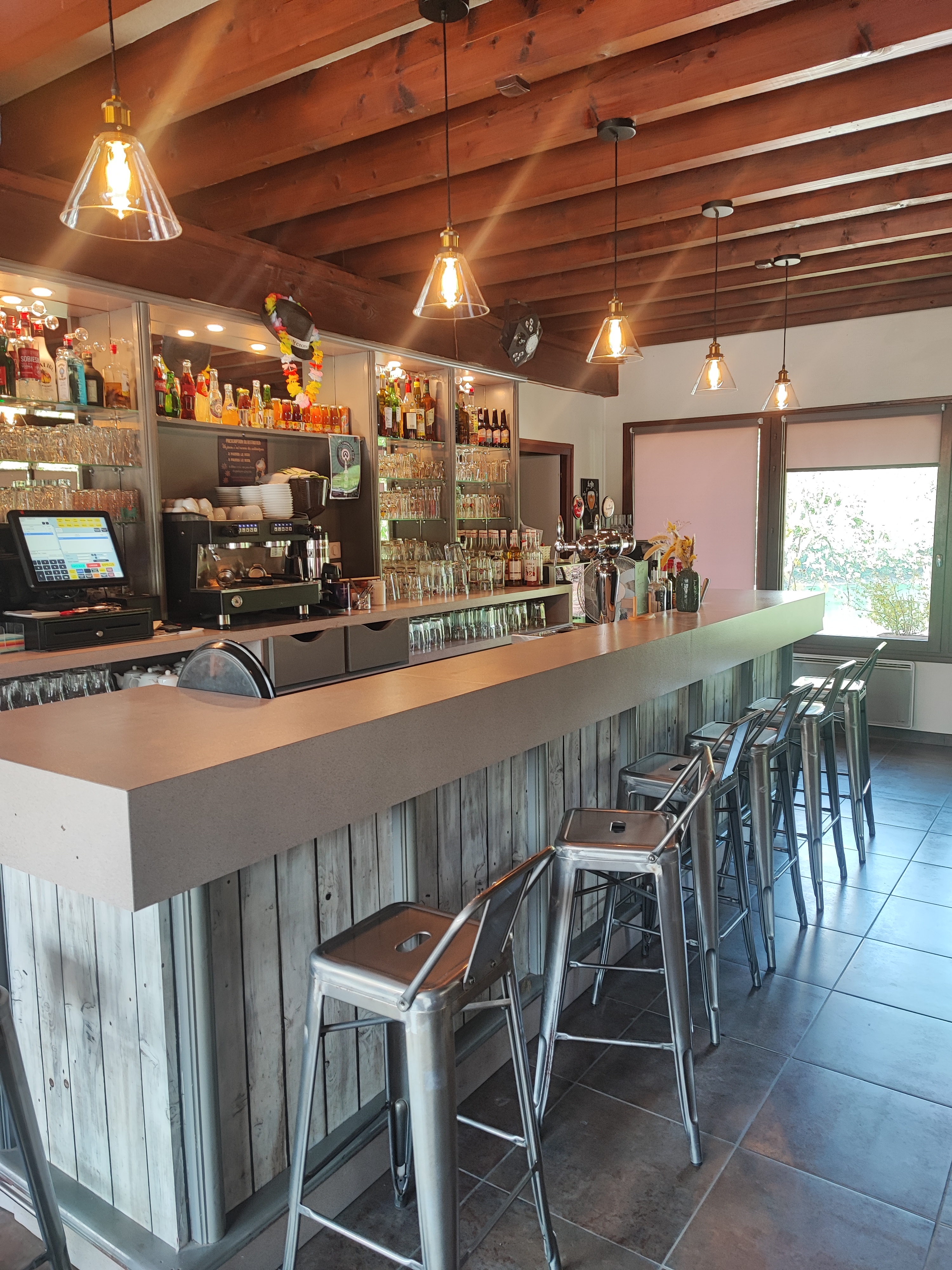 La commune d'Arnac - CANTAL - lance un appel à candidatures pour la gestion et l'exploitation du bar/restaurant/épicerie "Le Bistro du Lac" situé au Village vacances Camping Paradis La Gineste à compter du 1er Janvier 2026.
Les candidatures sont à transmettre à la Mairie d'Arnac - 40 Rue Saint-Laurent - 15150 ARNAC ou par mail : mairiearnac@wanadoo.fr
Pour plus de renseignements, appelez au 04.71.62.90.57