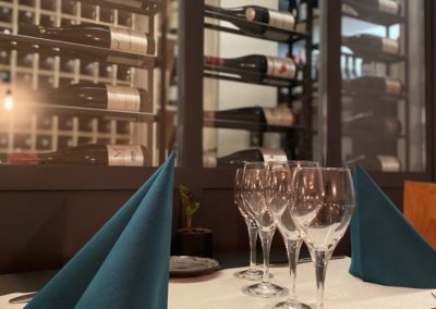 Immeuble à usage commercial d'une surface de # 160 m² sur 2 niveaux avec terrasse de 40 places en façade se ventilant comme suit :
* Au RDC : 1ère salle de restaurant de # 31 m² (25 places) avec côté bar de # 8 m² + 2nd salle de restaurant de # 54 m² (35 places) + WC PMR + cuisine de # 47 m² + laverie de # 6 m² + espace vestiaires et buanderie + cave aménagée + cour extérieure et local poubelle avec accès fournisseurs
* Au 1er étage : réserve sèche + espace bureau et réserve du matériel de terrasse

Agencements récents et de qualité : sol salle de restauration - parquet flottant ; sol WC - carrelage ; sol cuisine - carrelage antiglisse

Effectif :
* Les 2 cogérants
* 2 salariés en cuisine
* 2 salariés en chef de rang
* 1 salarié en plonge
* 1 apprenti
Fermeture 2,5 jours/ semaine
Fermeture 6 semaines/an

Chiffres et détails sur demande
