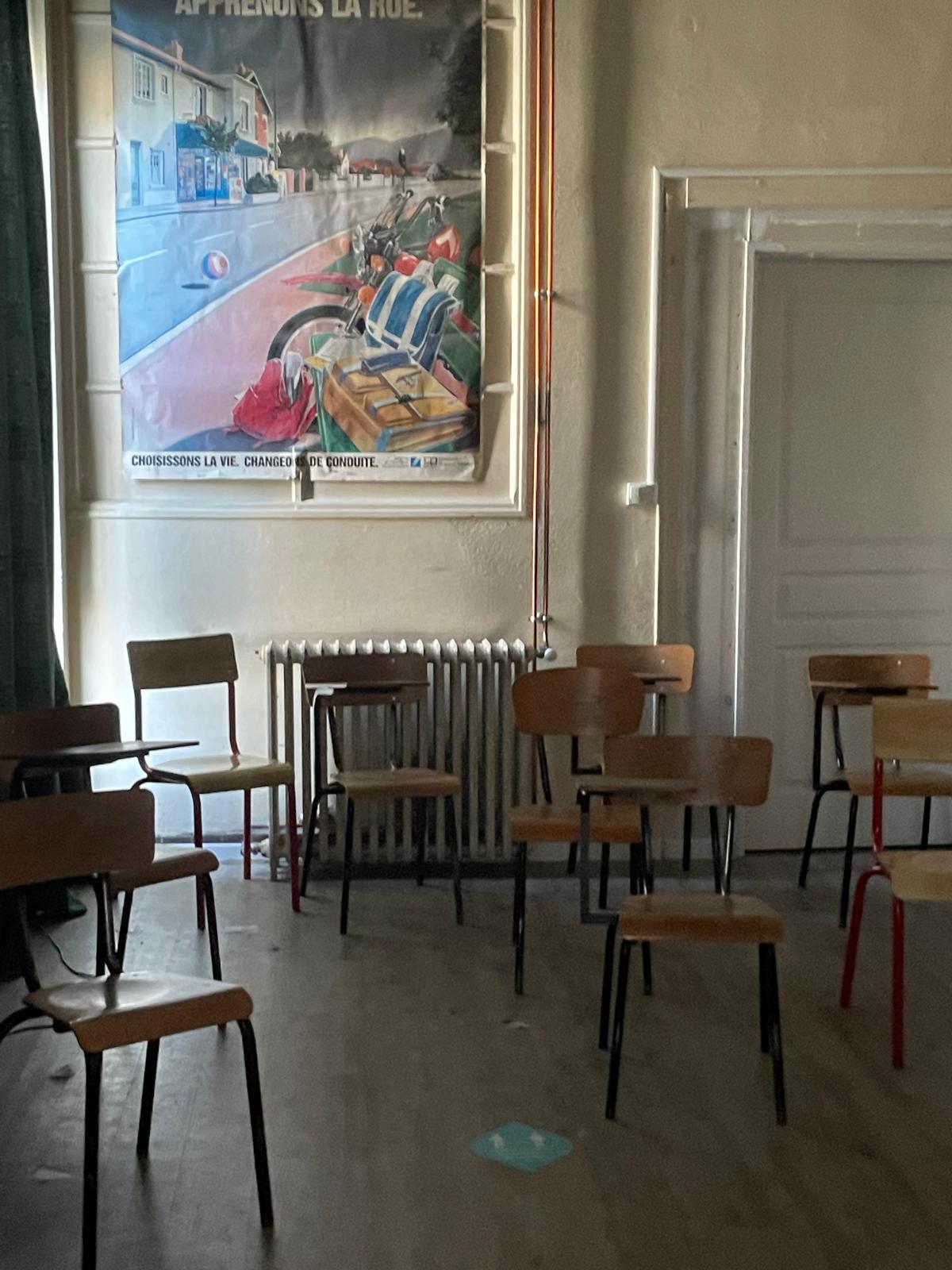 vends auto école avec 2 véhicules (Captur) dans petite ville. Très gros potentiel et évolution possible avec permis AM, permis moto, (pas de concurrence, première auto école proposant ces permis à 25mn de route). 1 salarié moto et voiture

Très bonne situation à côté d\'un collège/lycée permettant aux élèves de venir aux cours de conduite pendant leurs heures creuses. Au total dans cette agglomération 3 collèges et 2 lycées existants.

nombreux partenariats, Pôle emploi, Région, Pompiers, intercommunalités et villes voisines.

côté locaux: un bureau, une salle de code et un appartement attenant. L\'appartement n\'est toutefois pas habitable en l\'état mais dispose d\'une cuisine et de sanitaires indépendants de celui pour les élèves.

local accessibles aux personnes à mobilité réduite, sanitaires élèves également aux normes

grand garage pouvant accueillir les 2 voitures plus des motos et scooters si développement de cette activité. 2 places de parking dédiées auto école pour la journée.

Très bonne entente avec les auto écoles du secteur
