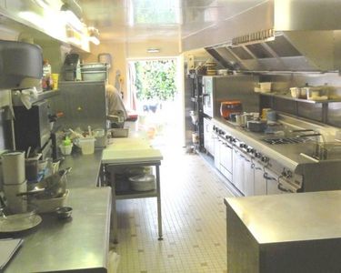 Murs auberge en arrêt depuis 4 ans( cause invalidité) vendue en l'état avec tout le matériel pour travailler. Meubles -linges de maison -coutellerie- verrerie- cuisine pro-de 21m2 - (matériel Capic) chambre froide- Grand terrain de 12500m2 garage 2 places- parking de stationnement- 3 salles- 1 office- 1 laverie- 1 sous sol (salle de réunion-1 cave 
pas de licence 4 - 
appartement au dessus du local commercial comprenant:  1 grande salle de vie -1 cuisine-4 chambres 2 salles de bain avec WC séparé
1 grande maison mitoyenne GRATUIT à refaire entièrement de 158m2 avec 8 chambres (ancien hôtel) 
Dans l'ensemble Pal mal de travaux de remise au propre à prévoir, nettoyage et refonte du jardin., chauffage de l'appartement, poêle à granules à revoir mais l'ensemble est sain et la toitures en ardoises avec crochets inox
Belle opportunité pour le prix