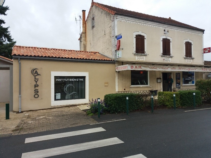La Commune de Taponnat Fleurignac recherche un exploitant pour son multiple rural bar restaurant tabac fdj épicerie. Taponnat-Fleurignac est une commune de 1 523 habitants située à 30 kms d?Angoulême, 4 kms de La Rochefoucauld en Angoumois. Elle est facilement accessible et desservie par la RN 141 notamment. L?établissement, refait à neuf récemment, bénéficie d?une implantation favorable en bord de route départementale, au c?ur d?un environnement commercial dans le centre bourg qui a fait l?objet d?un réaménagement significatif. La municipalité met à disposition un espace bar épicerie, une salle de restaurant d?une capacité de 60 couverts, une cuisine avec mobilier et équipements nécessaires à l?exploitation (chambre froide, hotte, tables inox, piano, four 10 niveaux, lave-vaisselle...), une terrasse extérieure (20 couverts), un espace de stockage. Un espace de stationnement existe à proximité. Le petit matériel électroménager et de cuisine, la vaisselle et la décoration reste à charge de l?exploitant. Logement possible. Profil de l?exploitant recherché : professionnel de la restauration ayant un réel projet de développement pour ce projet et ces différentes activités. Il proposera un menu du jour, en priorité pour une restauration traditionnelle de qualité, et envisagera régulièrement des animations à thème. Loyer commercial autour de : 450 ?HT/mois ? Loyer Logement : à déterminer. Le projet a fait l?objet d?une étude d?implantation tenue à disposition. Modalités de réponse : Informations et dossier de candidature à retirer à la mairie de TAPONNAT-FLEURIGNAC (16110) - 7 route de Limoges - Tél. : 05 45 62 04 91 - Mail : mairie.tpt@wanadoo.fr ou à la CCI Charente - 27 Place Bouillaud -16000 ANGOULEME.? Evelyne GENTY - Pôle CCI Territoires: Tel. : 05 45 20 55 42 ? Mail : egenty@charente.cci.fr
VENDU SP