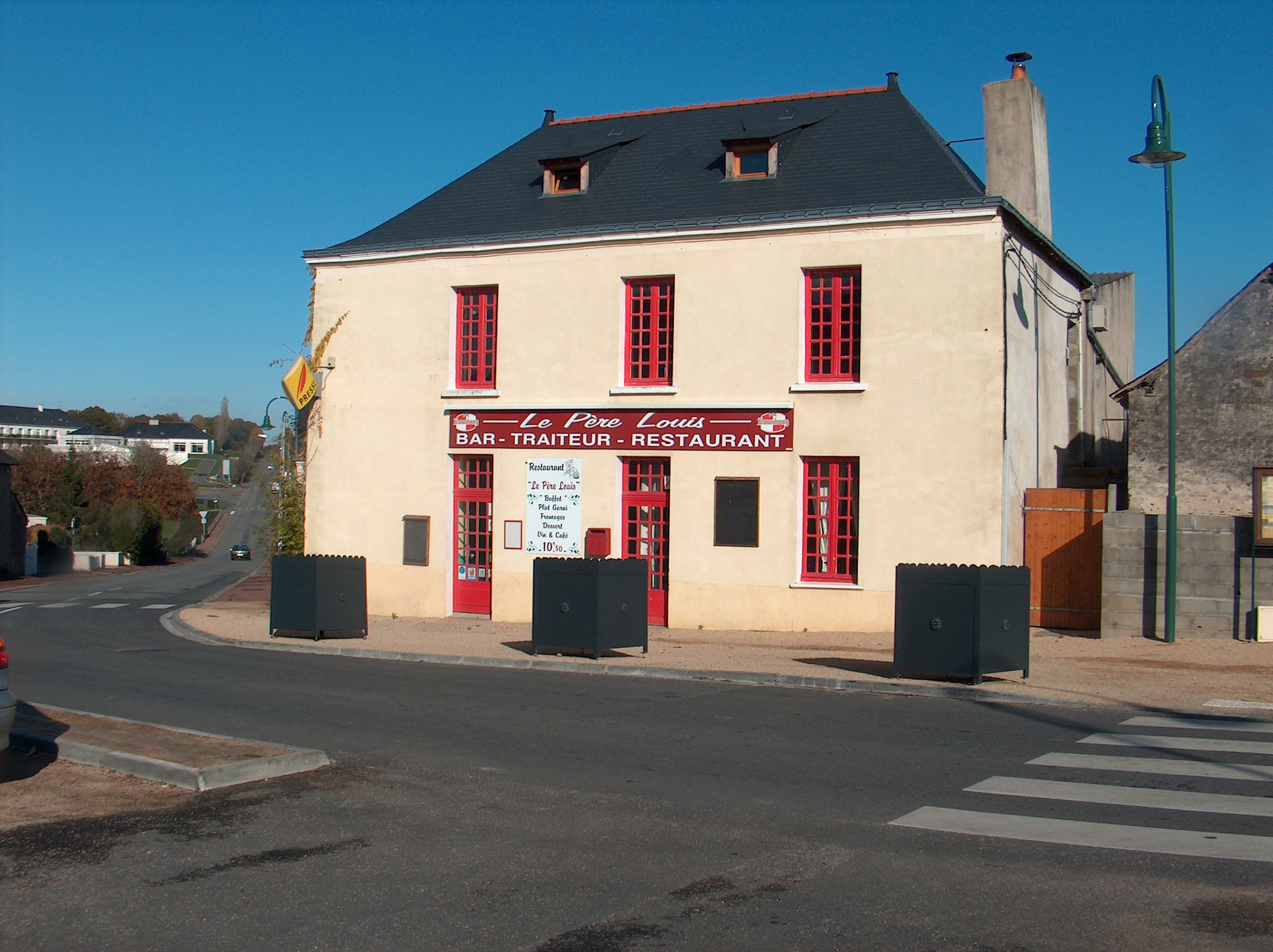 A LOUER BATIMENT COMMERCIAL Boucherie - Charcuterie - Multi commerce 

Comprenant  au rez-de-chaussée :
-	un espace de vente d’une surface de 60m2, équipé d’une vitrine réfrigérée de 4.40 m de long, meuble crémerie, meuble surgelés, et de rayonnages pour épicerie. 
- Laboratoire, chambres froides, cuisine, atelier découpe : surface 56m2
- Réserve, bureau : surface 13 m2
A l’étage : 
-	Appartement Type 4 (Grande pièce de vie (62 m2), 3 chambres, 2 salles d’eau),
Surface totale : 125.25m2, équipé d’un poêle à bois. 
Le bâtiment a été intégralement rénové et refait à neuf en 2015. 
Espace extérieur (courette) 
Dépendance pour stockage 
Parking communal proche (environ 20 places), proche des autres commerces en plein centre bourg. 
Commune de Miré 49330
Miré est une commune de 1060 habitants, située au cœur du triangle Angers/Château-Gontier/Sablé-sur-Sarthe. Elle dépend de la Communauté de communes des Vallées du Haut-Anjou et du Pays Anjou Bleu. C’est une commune indépendante. 
Elle est bien desservie avec :  
-	La gare TGV à 20mn à Sablé-sur-Sarthe, (ligne Paris/Nantes), 
-	La gare de Morannes (7 kms) ligne TER, 
-	Les lignes de bus desservant Sablé-sur-Sarthe, Angers, 
De nombreux commerces sont présents sur la commune : 
-	Boulangerie, 
-	2 salons de coiffure, 
-	Magasin de Bricolage, 
-	Food-Truck Burgers (1 fois semaine) 
-	Food-Truc Pizzas (1 fois semaine) 
-	Projet d’ouverture d’un Café-Restaurant en cours, 
Commune dynamique dotée de nombreux services et professionnels de santé : 
-	 Cabinet de Kinés avec 4 professionnels, 
-	Pharmacie),  
-	Cabinet Infirmier, 
-	Ostéopathe, 
-	Orthophoniste,
Une Zone Artisanale disposant de plusieurs PME, 
Un EHPAD de 72 places. 
2 écoles (Publique et Privée scolarisant plus de 130 enfants), 
La vie associative y est importante, les nombreuses associations organisent de nombreuses manifestations qui remportent toujours un grand succès, la commission municipale « Vie Locale » organise également plusieurs manifestations. 
Le bassin de vie des Miréens est dirigé soit vers Château-Gontier, soit vers Sablé sur Sarthe. 
La commune de Miré est identifiée comme polarité secondaire dans les nouveaux schémas de cohérence territoriaux. (SCOT du Pays Anjou Bleu, PLUI de la CCVHA en cours d’élaboration). 
Les principaux pôles commerciaux des environs sont situés à Château-Gontier (20km), Sablé-sur-Sarthe (20km), Châteauneuf-sur-Sarthe (10km). 
La commune est située en Zone de Revitalisation. (Avantages fiscaux à l’installation). 
La commune de Miré, propriétaire du bâtiment recherche un repreneur pour son local commercial. Loyer modéré. Possibilité de dissocier le commerce du logement. Loyer local commercial : 500€/mois, loyer appartement : 500€/mois. 
Ce local est adapté pour toute activité de commerce (Boucherie-Charcuterie-Epicerie) + autres activités à développer, ou d’activités telles que traiteur avec petite restauration. 
(Pas de Licence IV)
