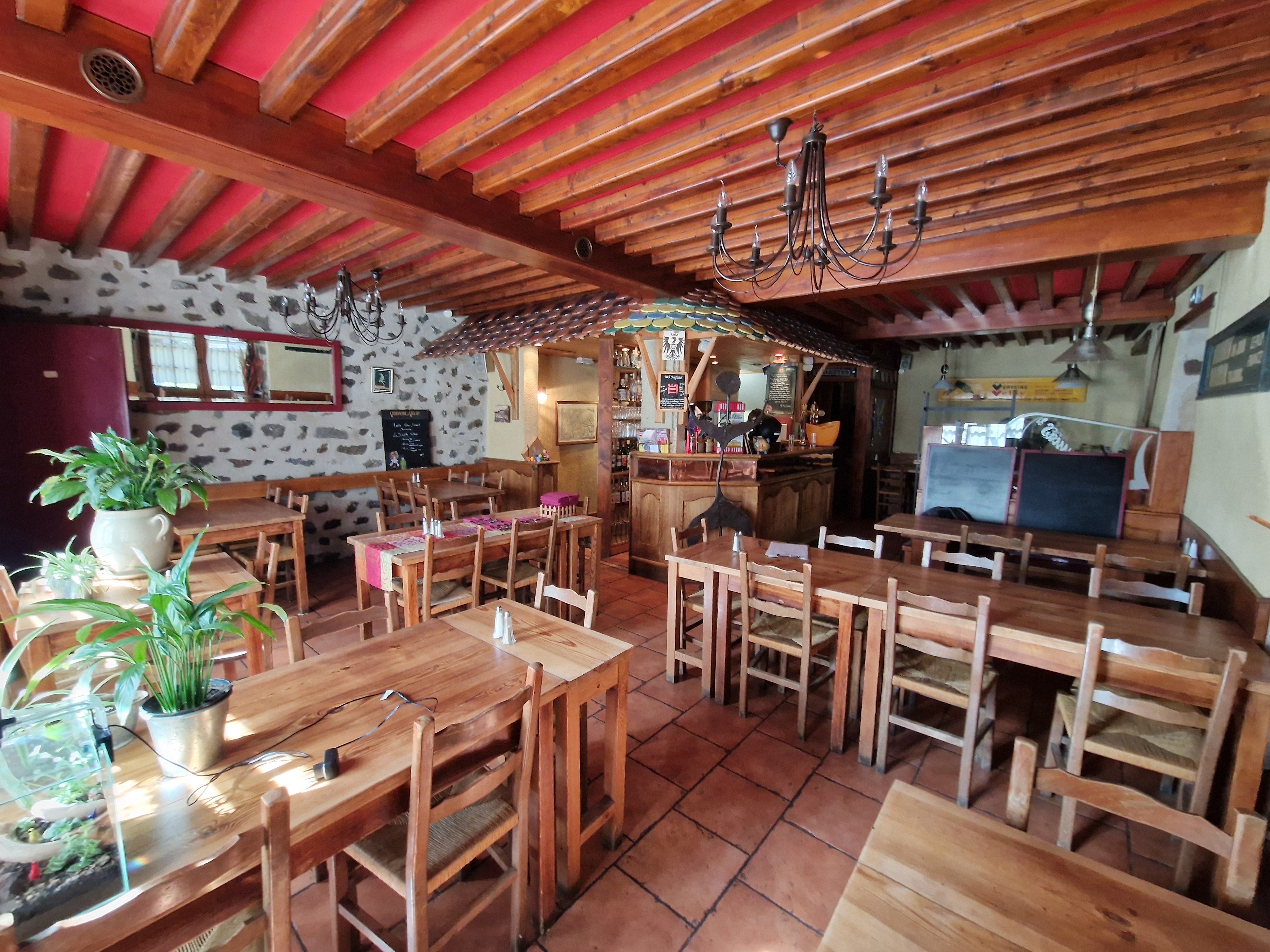 À céder, restaurant traditionnel bénéficiant d’un emplacement stratégique au cœur du Puy-en-Velay, sur la place Cadelade proche de la gare, au départ du célèbre chemin de Saint-Jacques-de-Compostelle, générant une clientèle locale, régionale, nationale et internationale.

Exploité depuis 2001, l’établissement bénéficie d’une notoriété reconnue depuis plus de 25 ans, construite autour d’une cuisine traditionnelle généreuse et conviviale mettant à l’honneur les spécialités du terroir et les produits régionaux. L’établissement est notamment apprécié pour son identité culinaire authentique, ses plats typiques, ses viandes, ses spécialités fromagères et sa cuisine familiale, constituant une véritable signature auprès d’une clientèle fidèle et touristique.

L’établissement dispose d’une capacité d’accueil d’environ 100 couverts, répartis entre 2 salles de restauration ainsi que 2 terrasses offrant 36 places, représentant un véritable atout pour l’activité saisonnière et touristique.

L’activité bénéficie également d’une Licence IV permettant une activité bar complémentaire.

Le fonds comprend un équipement complet et professionnel : cuisine équipée Charvet, machine à café, friteuse, armoires positives et négatives, machine à glaçons, arrière-bar, trois tirages pression (sans contrat fournisseur) ainsi que l’ensemble du matériel nécessaire à l’exploitation.

Les locaux développent :

Salle de restaurant (x2) : 80 m²
Laboratoire : 25 m²
Zone de stockage : 15 m²
2 terrasses extérieures dont une permanente en bois.
Fort potentiel de développement avec 3 appartements type F3, 2 studios duplex et espaces complémentaires pouvant accueillir de nouvelles activités.

Le propriétaire est également prêt à céder l’ensemble immobilier, comprenant le restaurant, les appartements ainsi qu’un local de stockage pouvant être transformé en local commercial avec vitrine, offrant des perspectives complémentaires de développement et de valorisation.

Le cédant est prêt à accompagner le repreneur pendant 2 mois afin de faciliter la transmission.

Affaire idéale pour un couple, un projet familial ou un investisseur recherchant une activité reconnue avec un fort potentiel de développement dans un secteur touristique majeur.

En cas de rachat, merci de vous adresser au conseiller CCI pour étudier les subventions possibles en cas d'investissements (rénovation, matériel, mobilier etc.)