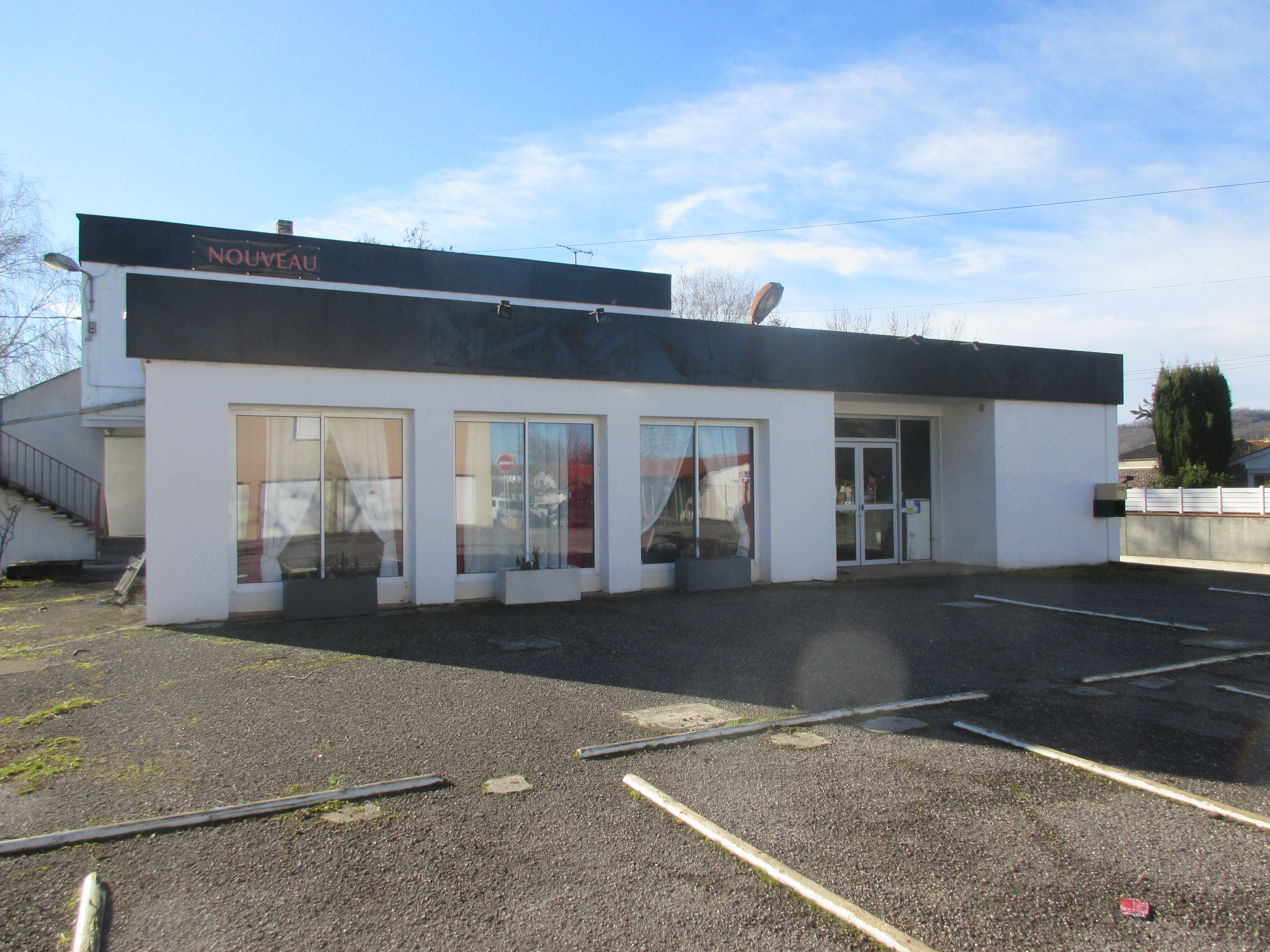 Loue murs commerciaux d'un restaurant de 400 m2 sur un terrain clos de 2600 m2. Nombreuses dépendances, avec un appartement de fonction à l'étage de 85 m2. Grand parking privé et très jolie terrasse ombragée de 80 m2
Excellent emplacement dans le centre très prisé d'un agréable village aux portes de Pamiers.
Outre la restauration, nombreuses possibilités commerciales dans un très joli environnement. 
Toutes les propositions seront étudiées.