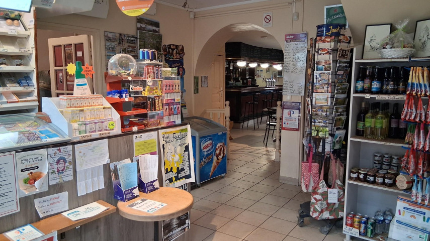 opportunité rare en cœur de village

reprise du fonds (90 k€) + acquisition des murs (150K€)

Description:

Vente d’un fonds de commerce polyvalent actuellement exploité en bar – tabac – presse – dépôt de pain avec activité pizza à emporter très rentable (CA pizza ≈ 50 k€ / an sur les soirées vendredi/samedi).

L’établissement comprend un comptoir tabac, un bar (120 m²) une cuisine et 2 réserves, une terrasse intérieure ( patio) + une bâtisse annexe exploitable pour l’organisation de repas de groupe, séminaires ou soirées privées — un vrai atout différenciant pour développer l’événementiel et la restauration sur place.
Un appartement de 180 m2 au-dessus du commerce ( 5 chambres et pièce de vie de 80 m2 ) 
Aucun travaux à prévoir

Fermé : dimanche et lundi

Locaux en bon état, cuisine équipée pour pizza à emporter. Possibilité immédiate d’agrandir l’offre : restauration sur place, soirées à thème, traiteur pour groupes (40 personnes) .

Emplacement central dans le bourg — clientèle locale fidèle + passage touristique estival.

Opportunités de développement:

* organisation de soirées à thème

* repas pour randonneurs et groupes (parcours autour des Monts d’Arrée).

L'établissement se situe dans un petit bourg des Monts d’Arrée, riche en patrimoine et attractif pour les randonneurs / touristes (parc naturel régional d’Armorique). Le bourg dispose d’une vie locale active. L'établissement et la crêperie du bourg sont les 2 uniques commerces.
  
A VISITER ABSOLUMENT
Me contacter
merci