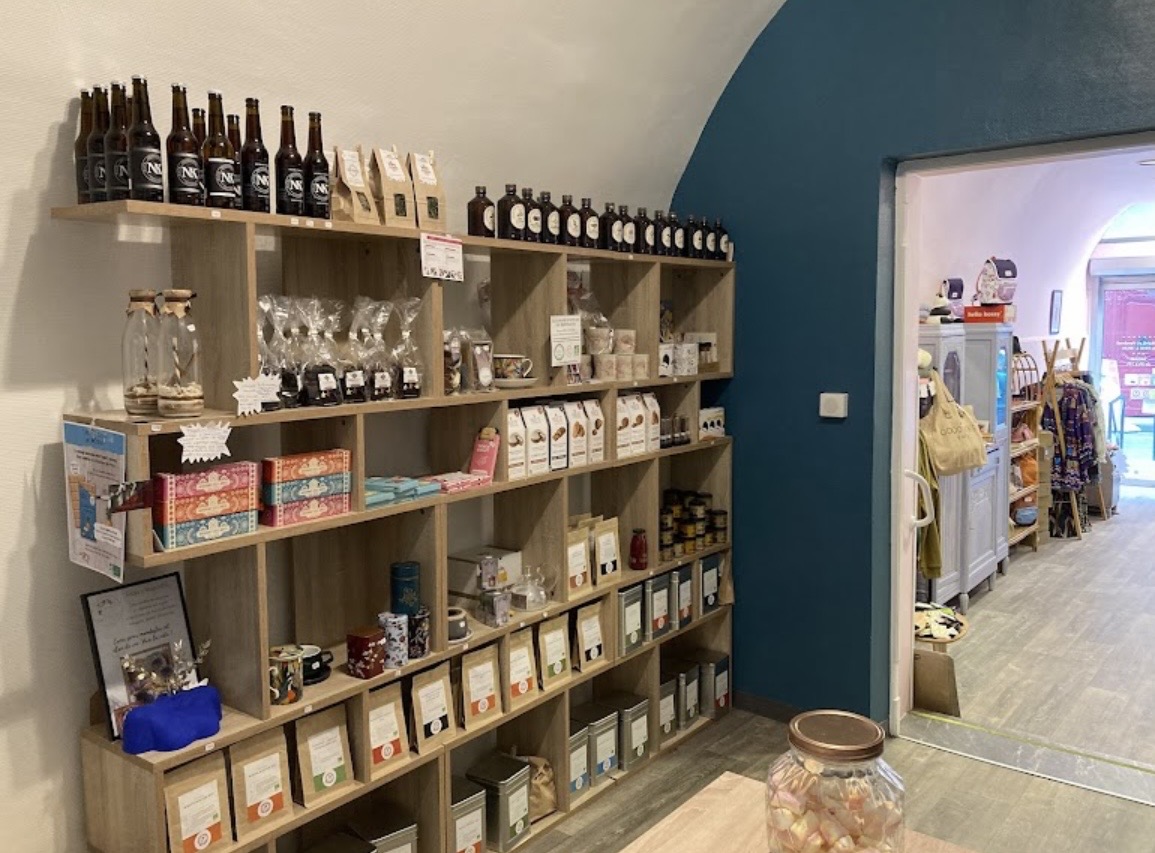 Lieu Hybride 
Vrai lieu de vie ,rue principale d’une petite ville  de 18 000 habitants 
Parking à proximité 
Clientèles incroyables et fidèles 
Vêtements /idées cadeaux /épicerie fine et salon de thé avec ateliers et événements 
Je ne cherche pas un clone mais quelqu’un qui sera passionné et qui mettra son identité 
On peut repenser le lieu en café lecture,café brocante ,artisanat partagé….