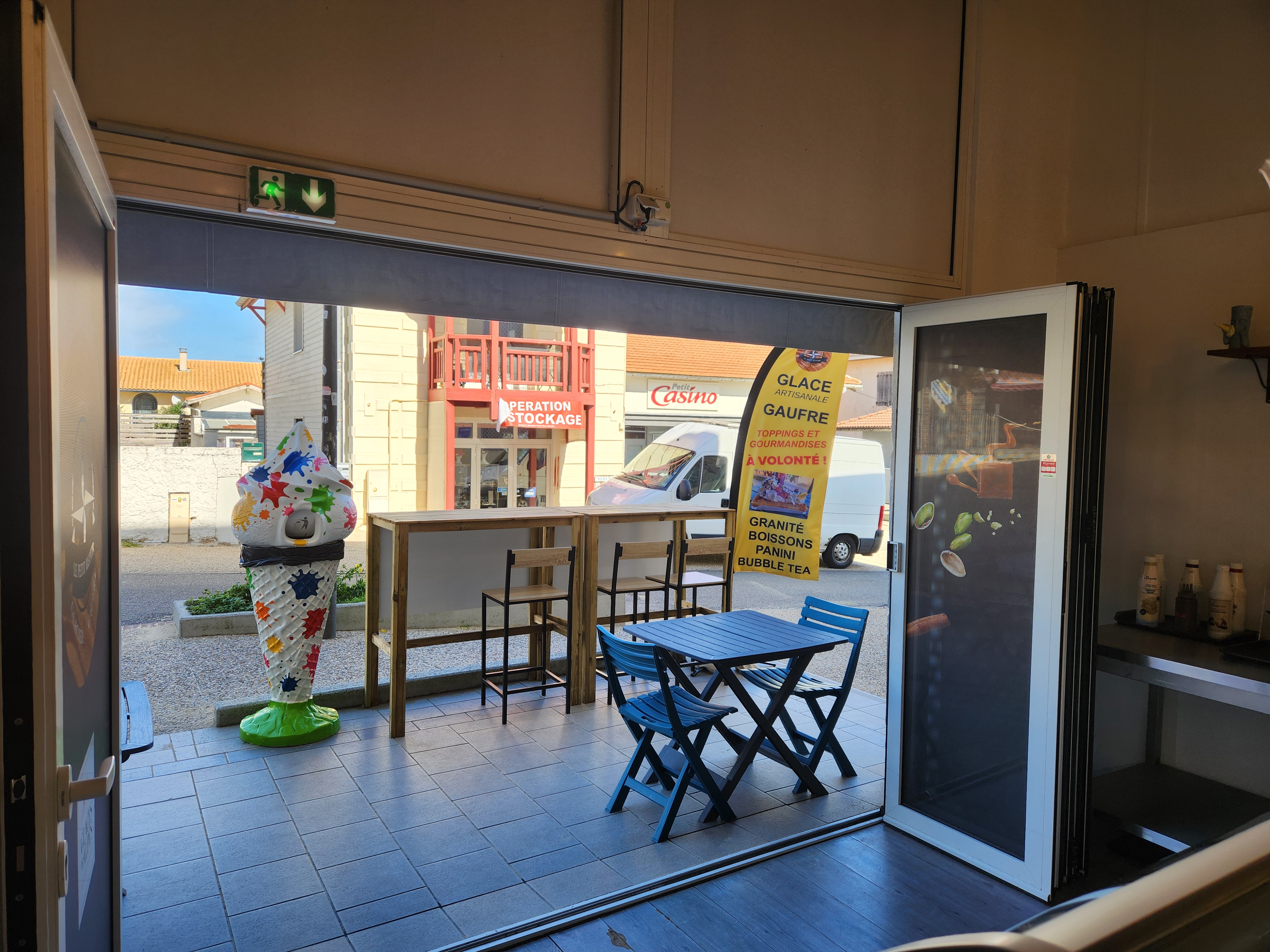 Pour 1€ vous accédez à un emplacement n°1 de Mimizan Plage !

LE LOCAL :
Le local commercial est situé dans l'avenue principale et très passante de Mimizan Plage : l'avenue Maurice Martin.
Bail tous commerces sauf restauration.
Actuellement le local est un glacier avec vente de gaufre, panini, granité ect.
Local d'une superficie totale de 42m2 + une terrasse de 15m2 (store ect.)
Aucun travaux à prévoir !
Loyer 1376 € HT.

LA VENTE A 1€ : 
Le local a été acheté en droit au bail en 2024 pour 52 000 €. Nous avons effectué en sus plus de 20 000 € de travaux et achat de matériels.
Nous cédons la totalité de nos parts de la société pour 1 €. La cession de parts est encadrée par un avocat spécialisé donc il n'y a pas de chose étrange, ce n'est pas une arnaque et c'est légal. Renseignez vous si besoin.
Pour 1€ vous accédez à :
- un emplacement n°1 avec un bail tous commerces en cours,
- une societe crée (vous pouvez ensuite modifier les statuts si besoin et changer d'activité !),
- le matériel acheté par l'entreprise (facture à l'appuie).
En contre partie, vous reprennez l'unique credit en cours (il reste 45 000 € en janvier 2025 correspondant a l'achat du DAB en 2024 qui etait de 52 000 €).  Pour cela, nous allons à la banque pour déposer un dossier de cautionnement. Pas d'étude de dossier de vos revenus afin d'obtenir un crédit ou non et cette interminable attente !

Possible de vendre ce commerce en DAB pour 45000€.