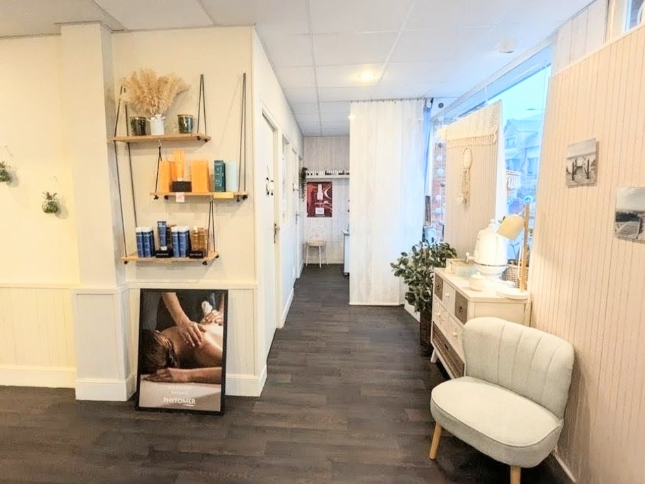ENVIE DE QUITTER LE STRESS DES GRANDES VILLES POUR DEVENIR VOTRE PROPRE PATRON DANS UN CADRE DE VIE PRIVILEGIE ?

Situé à Gien (Loiret), charmante ville touristique et dynamique mondialement connue pour sa faïencerie et ses bords de Loire, je cède mon institut de beauté indépendant. Une opportunité rare, idéale pour une esthéticienne souhaitant s'installer à son compte ou un couple en reconversion professionnelle, à seulement 1h30 de Paris (accès direct par l'autoroute A77 ou par le train Gare de Bercy).

POURQUOI CET INSTITUT EST UNE OPPORTUNITE IDEALE :

-Rythme de vie privilégié (35H) : L'établissement est actuellement exploité sur une base de 35 heures par semaine. Vous reprenez une affaire saine et rentable, tout en conservant une vraie qualité de vie et du temps pour vous, loin des rythmes parisiens épuisants.

- Gestion saine et autonome : L'établissement est actuellement exploité sans employé. Vous reprenez une affaire à taille humaine, libre de toute charge de personnel, avec une clientèle fidèle, régulière et locale.

- Emplacement stratégique et stationnement privilégié : Situé hors de l'hypercentre, l'institut bénéficie d'un grand parking gratuit et facile d'accès juste devant la porte. Un atout majeur à Gien, où la clientèle fuit le centre-ville à cause des difficultés de stationnement. Ici, vos clientes se garent sans stress, ce qui booste la fréquentation.

- Zéro frais à prévoir & Loyer bas : Les locaux sont chaleureux et bien entretenus. Le loyer commercial est attractif pour la région 720€ ce qui vous garantit des charges fixes légères.

DESCRIPTION DES LOCAUX ET EQUIPEMENTS HAUT DE GAMME :

L'institut comprend un bel espace d'accueil/boutique lumineux et 4 cabines de soins spacieuses (fort potentiel de développement si vous souhaitez élargir les horaires ou vous associer) :
- 1 cabine équipée d'un SpaJet professionnel (idéal pour les soins du corps et la relaxation).
- 1 cabine équipée d'un solarium UV (aux normes en vigueur).
- 2 cabines polyvalentes pour les soins du visage, massages et épilations.
- 1 espace onglerie tout équipé.

Tout le matériel professionnel nécessaire à l'activité est inclus dans la vente. Aucune franchise : liberté totale de vos marques et tarifs.

LE PLUS POUR VOTRE INSTALLATION :
Habitant la région, je propose un accompagnement sur mesure lors de la reprise pour vous présenter la clientèle et vous assurer une transition sereine et réussie.

ELEMENTS FINANCIERS :
- CHIFFRE D'AFFAIRES : 65 000€ en moyenne (derniers bilans sur demande)
- PRIX DU FONDS DE COMMERCE : 34 900€

Saisissez l'opportunité de conjuguer réussite professionnelle et douceur de vivre au cœur du Loiret. Premier contact par mail ou téléphone pour échanger sur votre projet.
