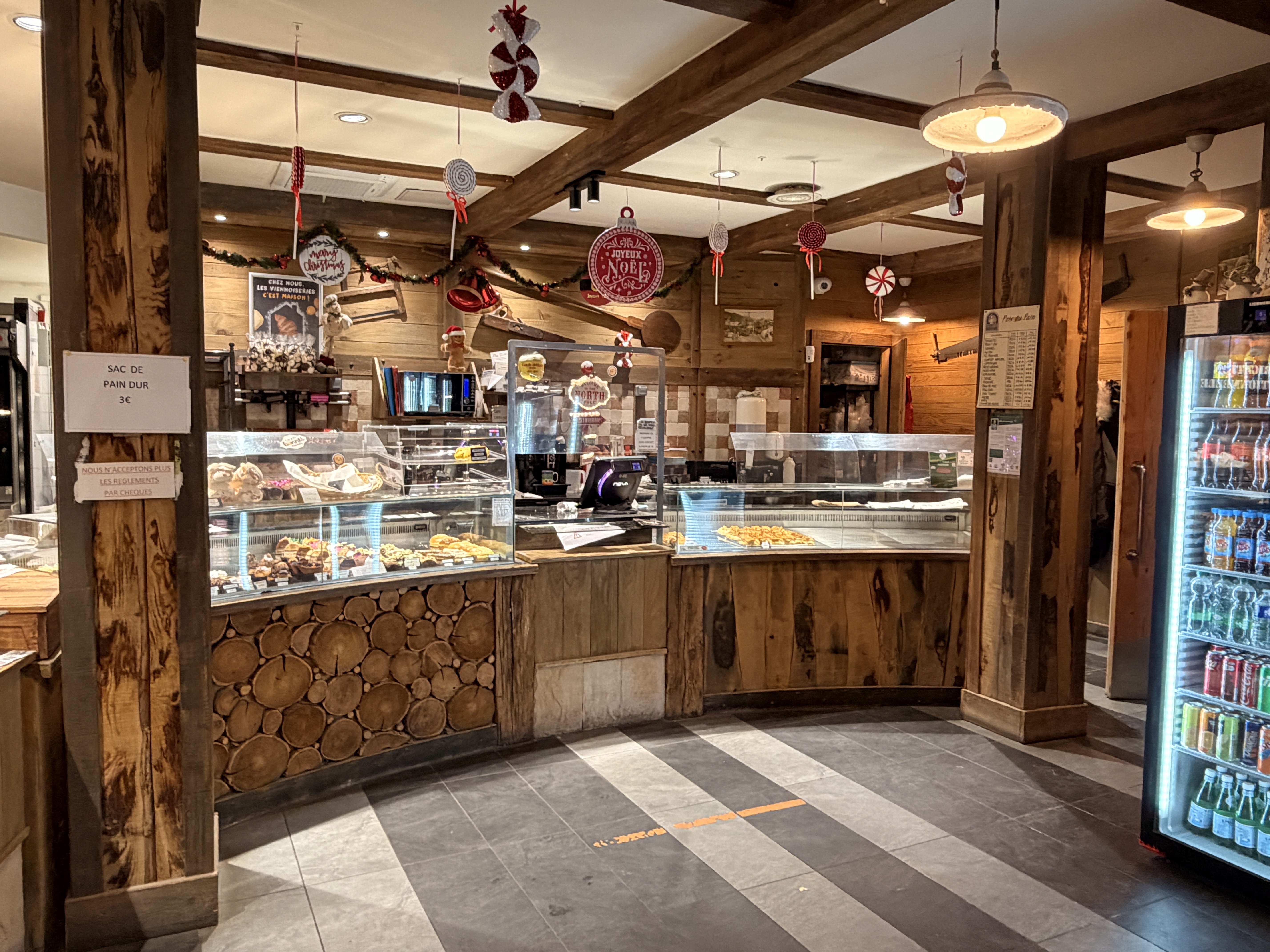 A vendre très belle boulangerie pâtisserie située dans les Vosges sur un axe très passant et avec un parking privée .
L'ensemble du matériels est neuf et très bien entretenu dont le four électrique neuf de septembre 2025 
Le magasin est très chaleureux et spacieux 
Un grand et agréable appartement se situe au dessus de la boulangerie avec entrée privée
Affaire idéal pour un investisseur ou un couple motivé qui souhaitent travailler avec une belle équipe