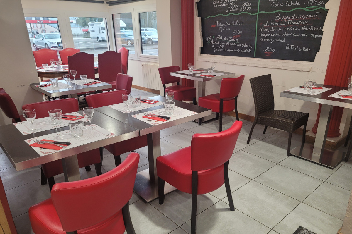 Vend fond de commerce pizzeria grill,
affaire annuelle ouvert le midi lundi mardi jeudi vendredi samedi et le soir vendredi samedi et dimanche.
Prix de vente 180 000 euros net vendeur,
possibilité achat des murs
Eric Le Marchand
06 63 45 66 29