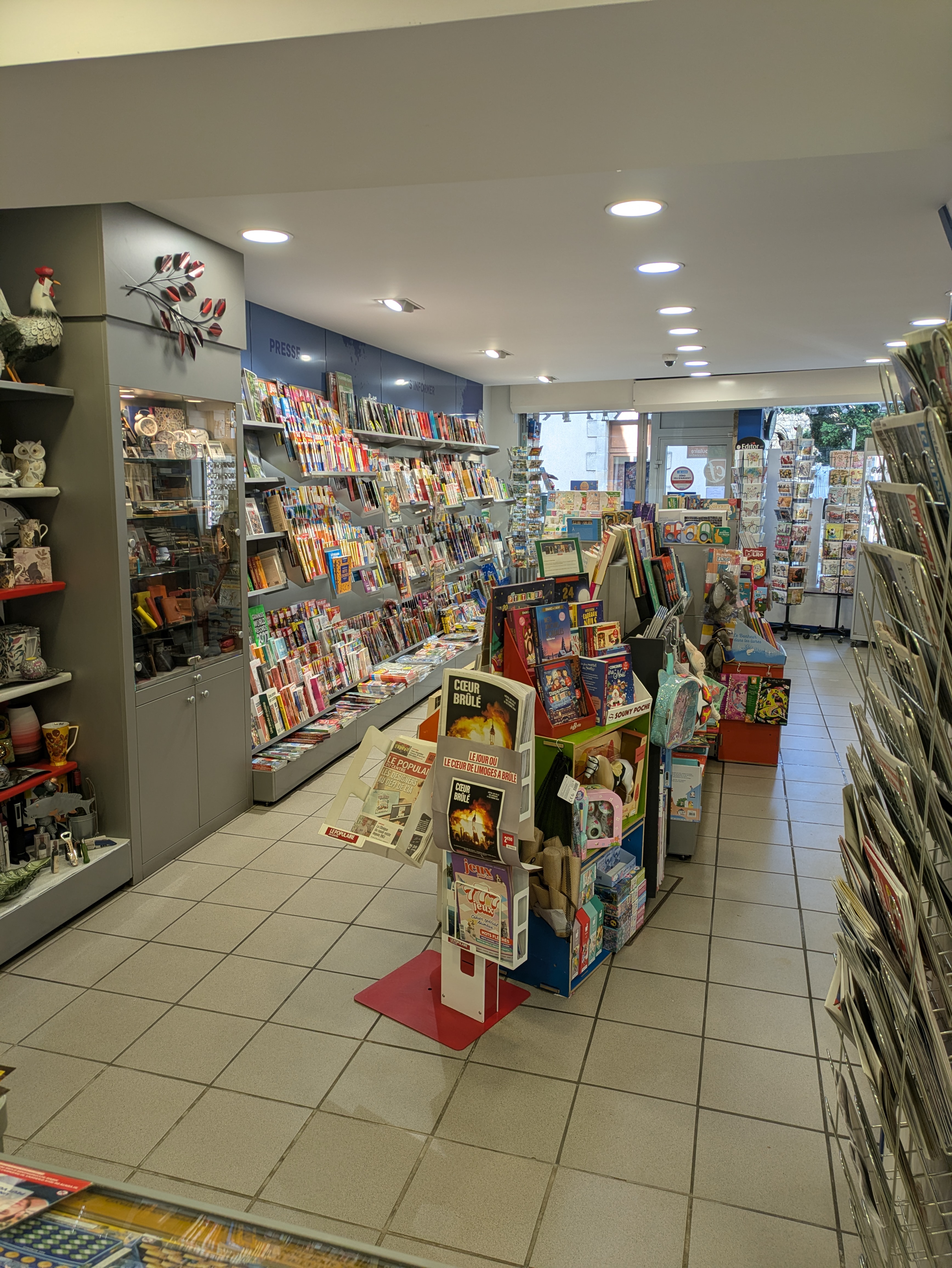 Saisissez l'occasion unique de reprendre une entreprise (Vente pour cause retraite) à très forte rentabilité grâce à un Excédent Brut d'exploitation très attractif, cette affaire garantit des revenues stables et confortables, faisant de ce commerce un véritable levier financier pour les entrepreneurs avisés.
En plus du potentiel financier ce bien vous offre une qualité de vie exceptionnelle avec un vaste logement sur place, idéale pour une famille, comprenant 3 chambres spacieuses, un double séjour et tout le confort pour allier vie personnelle et professionnelle. Cette affaire, en très bonne état général équipé de caméras,alarme et rideaux métalliques,est situé dans un grand village avec toutes les commodités( école, médecins, pharmacie, magasins alimentaire et non alimentaire, associations sportives...) à 25 minutes des grandes villes. La partie librairie et papeterie est en gestion simplifiée car très peu de stock, la majeure partie des ventes est sur commande. De nombreux clients institutionnels viennent compléter le CA. 
Pas de personnel à reprendre. Prix de vente 180000€ hors frais d'agence.
Possibilité d'acheter les murs en SUS( prix Net vendeur de 90 000 euros, hors frais d'agence) Loyer Fonds + Appartement : 700.00 euros TTC/MOIS