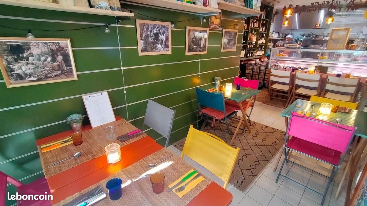 Casa Tilio est une charmante épicerie fine italienne à reprendre en plein cœur de Prayssac avec petite activité de restaurant/traiteur. La salle de restaurant accueille 17 couverts avec la possibilité d'installer une terrasse en devanture d'environ 30 couverts. Le commerce a su séduire et développer une clientèle locale et fidèle attirée par ses produits de qualité et sa cuisine faite maison. L'activité bénéficie d'un attrait pour la clientèle touristique en saison également.

Fonds de commerce vendu avec certains équipements et matériel pour démarrer une activité. Petite arrière cuisine et sanitaires.

Bail 3/6/9 en cours mais échéance fin octobre.