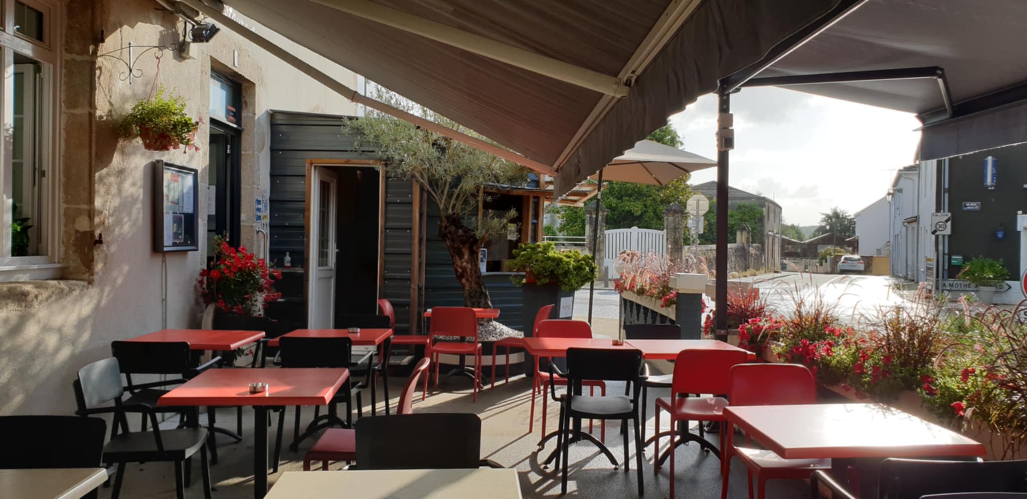 A VENDRE CAUSE FUTURE RETRAITE EN VENDÉE
BEAULIEU SOUS LA ROCHE (Entre La Roche Sur Yon et Les Sables D'Olonne) HTTPS://PVT.FM/PUB/F51143A7314B
SITUÉ EN PLEIN CENTRE DU BOURG.FOND DE COMMERCE A VENDRE/BAR LICENCE IV/RESTAURANT CUISINE TRADITIONNELLE MAISON AVEC FORMULES/MENU DU JOUR TOUS LES MIDIS .OUVERT LES WEEK ENDS. 2 SALLES DE RESTAURANT/1 TERRASSE/CUISINE ET MATÉRIEL AUX NORMES.PARKING A PROXIMITÉ.GRAND LOGEMENT DE FONCTION /LOYER MODÉRÉ.FERMETURE ANNUELLE 5 SEMAINES. LE 140 FACEBOOK