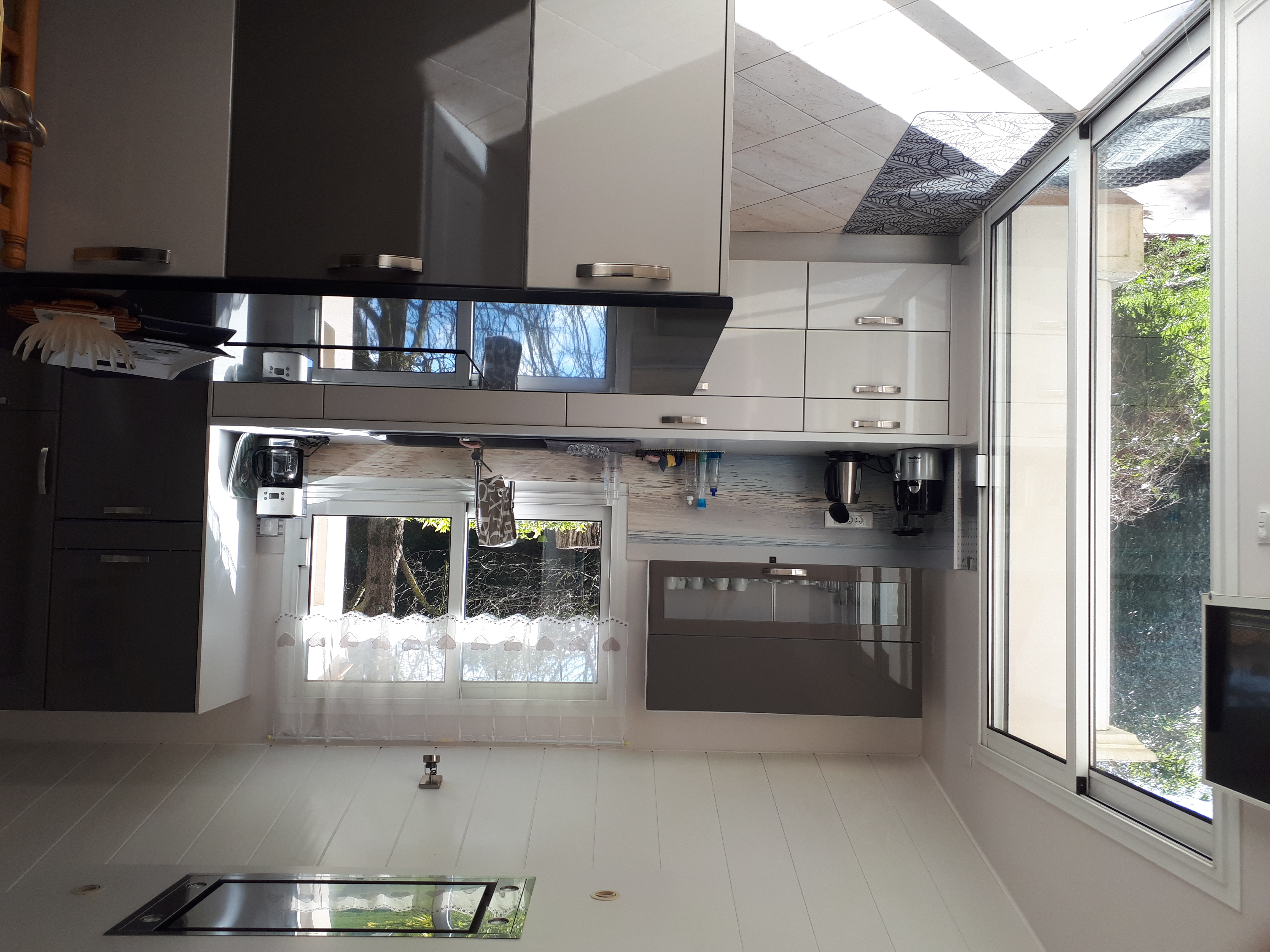 VILLA D' EXCEPTION de  350 m2 avec Gîtes indépendants classé 3 épis GITE  DE FRANCE ,dans un écrin de verdure ,au calme malgré la proximité du centre ville  de   nombreuses possibilités s'offre à vous celle  de diviser ou tout simplement grande  villa  familiale ,avec 6 chambres équipées de  salles d'eau et w c  .tout est possible . 
  CHATELAILLON PLAGE  3 KM de plage au sable fin , station balnéaire 600  m de l'océan  ,ville avec de multiples commerces variés ,son centre de thalassothérapie  proche  de la ROCHELLE ET SES ILES ( RE, OLLERON ,AIX,FORT BOYARD ect.
Aéroport proche,...la gare à 1km
 Vous avez un grand parc avec piscine clos ,la villa possède de plein pied un grand salon de 80m2 et cuisine ,une  entrée 20 m2 ,5 chambres et salles d'eau ,une véranda attenante ,grande terrasse de 100 m2 autour de la piscine .2 salles d'eau et w c séparés
Chauffage au sol
gîte avec 2 chambres,2 salles d'eau ,2 w c  et cuisine équipée 
Chambres de 40 m2 indépendante avec salle d'eau et w c séparé (parking dans la propriété
2 Parkings dans la propriété