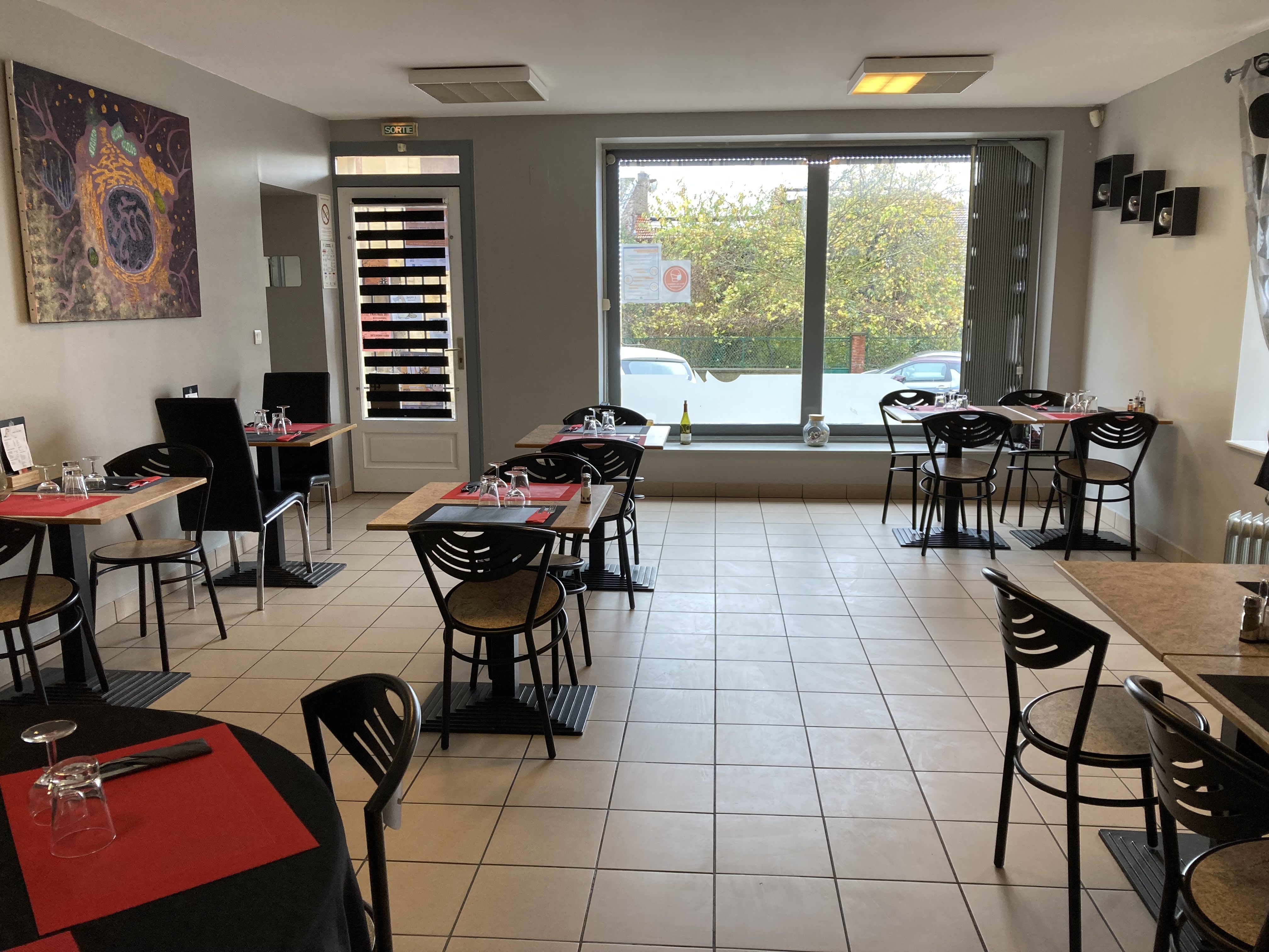 Missions :

Nous recherchons actuellement un.e candidat.e à la gérance du futur café multiservice à Hatrize, qui a ouvert dans le cadre de l’initiative « 1000 cafés ». Le besoin en personnel étant d’1,6 ETP (équivalent temps plein), les candidatures de binômes sont encouragées. Le/la gérant.e peut en effet être accompagné.e d’une personne salariée par le café.

Hatrize est un village lorrain d’environ 820 habitants. Il est situé dans le département de Meurthe et  Moselle, dans le bassin de Briey et le canton de Homécourt, à proximité immédiate de la Meuse que l’on rejoint en moins de 15 minutes en voiture. On peut aussi s’y rendre en train puisque Hatrize dispose d’une gare. Bien que rural, le village dispose de tous les équipements utiles aujourd’hui à ses habitants : crèche intercommunale, écoles maternelle et primaire, service de garde périscolaire à proximité avec ramassage bus, activités ados, terrains de sports, associations, salle des fêtes, proximité des commerces et structures de loisirs, zone d’activités industrielles, etc. Disposant d’un patrimoine historique riche, Hatrize s’enorgueillit aussi d’un cadre de verdure remarquable.

La restauration et le bar étant des activités importantes pour ce projet, nous valorisons les expériences en restauration et en hôtellerie. Les autres services pressentis sont : bar, restaurant, petite épicerie, relai colis, pain.

Nous recherchons avant tout des personnalités garantissant la convivialité du lieu, capables de co-construire les services de proximité répondant aux besoins identifiés en lien avec la commune, en adhésion avec les valeurs de l’économie sociale et solidaire. Des qualités de gérant, de commerçant ainsi qu’une réelle volonté d’entreprendre sont clés pour ce poste.

La perspective de contribuer à la revitalisation rurale en prenant la gérance d’un café multiservice vous séduit ? Rejoignez maintenant l’initiative 1000 Cafés !

1000 cafés est une initiative du GROUPE SOS qui a pour but de recréer du lien social dans les communes rurales. Elle contribue à redynamiser les territoires par la création ou la reprise de cafés multiservice dans des communes de moins de 3 500 habitants qui n'ont plus de café ou risquent de le perdre.

Les principes de l'initiative “1000 cafés” du GROUPE SOS sont :

● Faire du café un espace de convivialité multiservice qui proposera un café et une gamme de services de proximité qui n’existent plus dans la commune
● Créer un café au plus près de chaque territoire : faire participer les habitants des communes, écouter leurs besoins et envies, en s’assurant que le café vivra pleinement demain
● Accompagner le café dans la création et la gestion au quotidien : faciliter l’accès aux locaux, mutualiser des fournisseurs, proposer des outils de gestion, accompagner les relations avec les institutions

L’initiative 1000 cafés a été lancée en septembre 2019 et nous comptons déjà un réseau de cafés multiservice en pleine croissance.

Si vous souhaitez vous lancer dans une aventure entrepreneuriale au service de la convivialité de votre village, si vous voulez être au cœur d’un projet pensé pour et par les habitants, alors portez-vous candidat !
Pour plus d’informations, rendez-vous sur notre site internet 1000cafés.org

Profil recherché : 

• Vous souhaitez vous engager en faveur de la ruralité et de la redynamisation des petites communes 
• Vous justifiez d’une expérience significative dans le secteur de la restauration et maitrisez les techniques culinaires essentielles, ainsi que les normes d’hygiène et de sécurité
• Vous êtes disponible et prêt à vous engager dans une démarche entrepreneuriale afin que le projet prenne corps au sein du village
• Vous avez des bases solides en gestion et faites preuve de rigueur et d’organisation
• Vous êtes fédérateur et maîtrisez les outils de communication
• Vous êtes motivé, sérieux, adaptable, proactif et avez un fort intérêt pour les valeurs de l’économie sociale et solidaire
• Vous savez gérer des situations difficiles en gardant votre sang-froid
• Vous remplissez les conditions liées à l’octroi d’une licence de débit de boissons (licence IV).

La rémunération du gérant dépend du niveau d’activité de la SARL dont celui-ci a la responsabilité. Notre objectif : créer le cadre nécessaire pour que vous puissiez vous rémunérer à hauteur de 1800€ mensuel brut. Base à laquelle vient s'ajouter  :​

	•     1,5 % du chiffre d’affaires mensuel pour l'activité de restauration et de bar​

	•     1% du chiffre d'affaires mensuel sur les autres services​

           •     33% du résultat annuel d'exploitation 


Ouverture envisagée : juin 2023 

Statut : Gérant.e mandataire