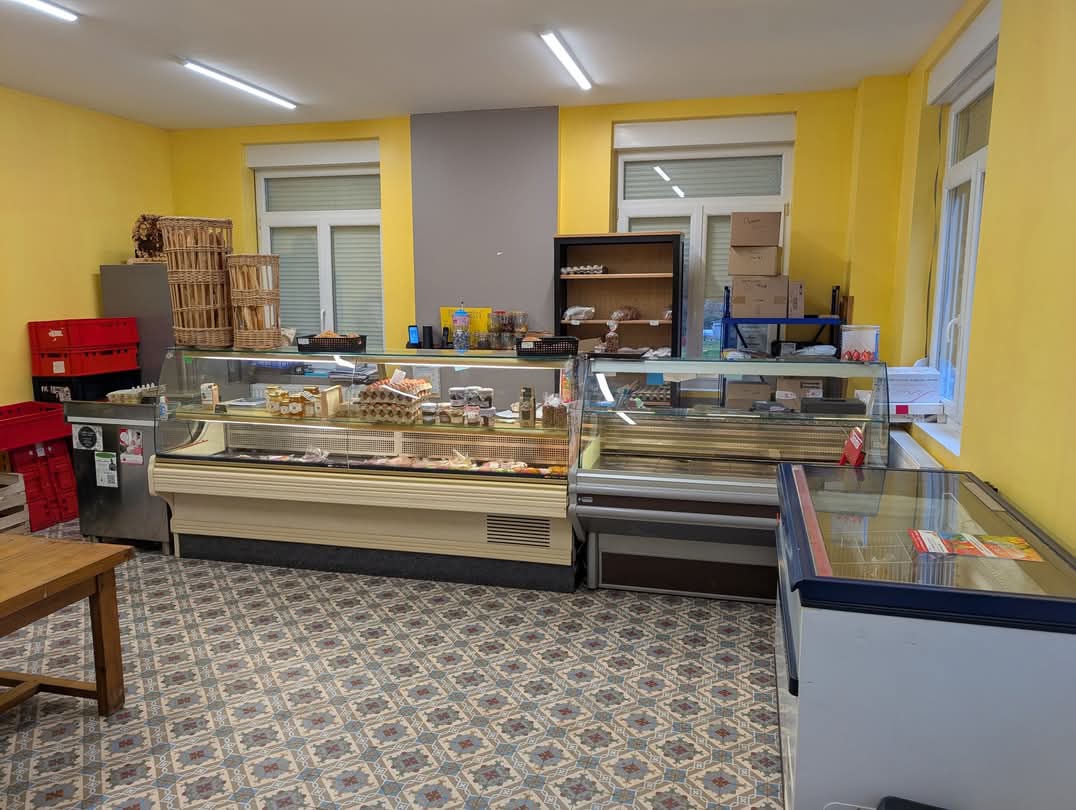 !!!!! Affaire à saisir !!!!!!
Je vends mon fond de commerce situé dans un village dynamique Honnecourt sur Escaut ( village de 700 habitants à 15 km de Cambrai).
Aucune concurrence dans un rayon de 7 km. 
Activités 
Épicerie multi services ( produits locaux)
Vente de gaz 
Relais colis 
Bar 
Petite restauration.
Possibilité de développer encore plus l'activité avec de la restauration avec une pièce non exploiter environ 60 m2 avec les murs entièrement carrelés ( besoin d'un petit rafraîchissement)
Grande terrasse privée env150 places et parking au portail 
Côté chiffre la petite boutique n'a pas a rougir !!!!!!
Loyer très faible - de 500€ (poubelle et impôt inclus)
Possibilité d'habiter a l'étage.
N'hésitez pas à me contacter pour plus de renseignements 
J'en demande 45 000 € ( ils seront rentabilisé avant 1 ans)