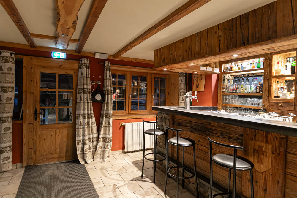 Situé au cœur du village authentique de Sollières-Sardières, sur la commune de Val-Cenis, ce restaurant / bar bénéficie d’une excellente réputation et d’une clientèle fidèle, à la fois locale et touristique.
L’établissement est installé dans une ancienne étable du XVIᵉ siècle entièrement rénovée, offrant un cadre rare et de caractère. Une superbe salle voûtée en pierre et une cheminée créent une atmosphère chaleureuse.

-Environ 50 couverts en salle
-Bar
-Cuisine professionnelle entièrement équipée
-Matériel et mobilier inclus - affaire clé en main

Appartement d’environ 90 m² inclus dans le bail destiné à l’exploitant.

Conditions :
-Prix du fonds de commerce : 80 000 €
-Loyer murs (restaurant + logement) : 2 300 € / mois


Affaire idéale pour couple de restaurateurs souhaitant s’installer dans un environnement de montagne dynamique avec un outil de travail prêt à exploiter.

Dossier et informations complémentaires sur demande.