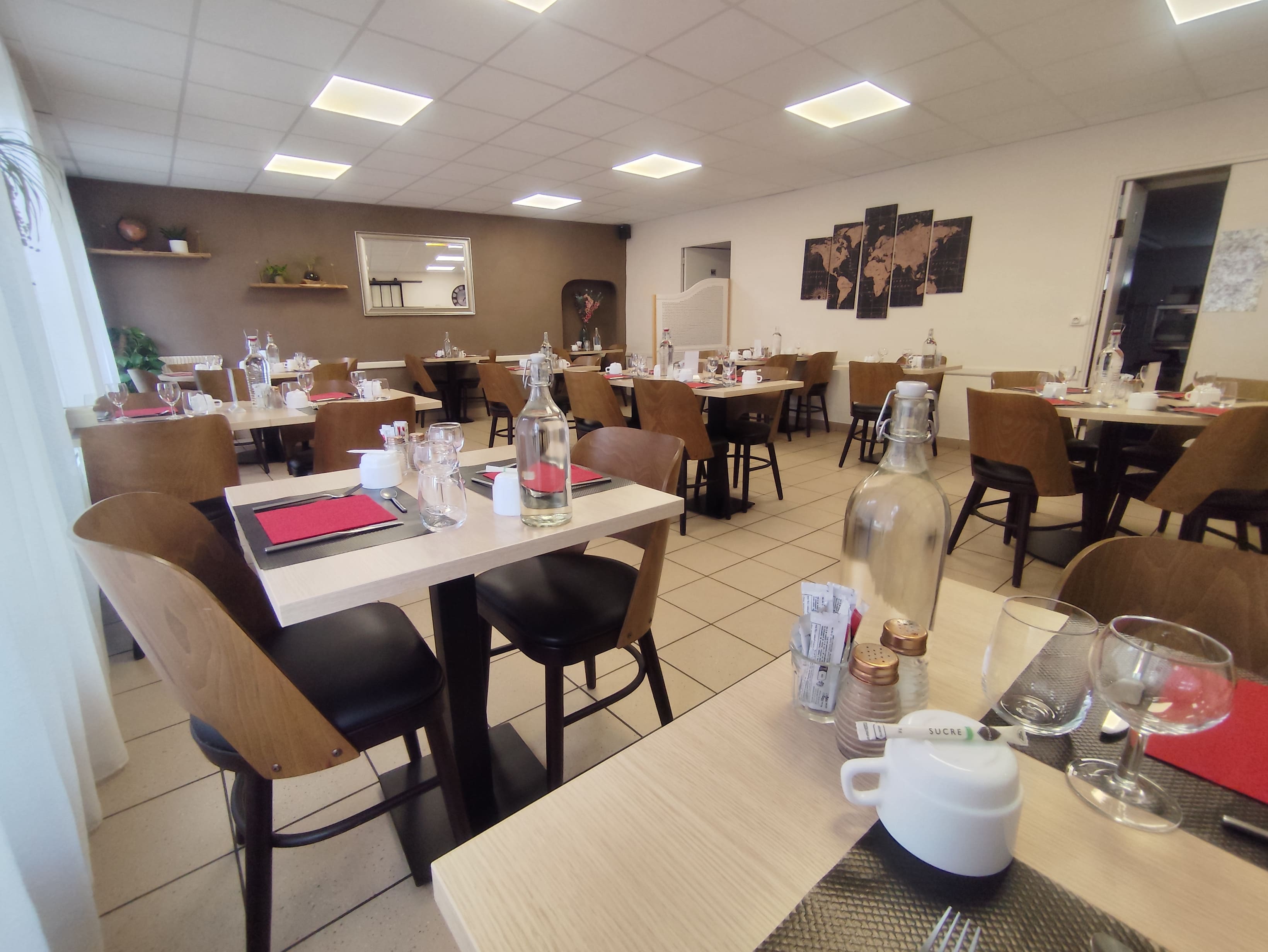 Authentique, dans une charmante commune des Côtes d'Armor, 22320 Saint-Martin des Prés à moins de 15km de Quintin, nous proposons la vente de ce fonds de commerce de Bar - Restaurant.
Idéalement situé à 30 minutes de Saint-Brieuc Loudéac ou Pontivy.
Cet établissement de plus de 125 m² comprend  deux salles de restaurant (près de 60 couverts) et un Accueil - Bar, une cuisine fonctionnelle et très bien équipée de plain pied avec matériel récent et opérationnel, de sanitaires aux normes PMR, d'une grande réserve en sous-sol et d'une belle terrasse d'une vingtaine de places.
Plus une grande salle non encore aménagée et des bureaux à l'étage

La salle est accueillante et lumineuse aménagée récemment, le mobilier est en excellent état (2020).
L'établissement est actuellement ouvert seulement pour les services du midi en semaine et propose un service traiteur le samedi ou repas privés , donc Chiffre d'affaires à développer largement (CA en constante évolution depuis l'installation). Actuellement couple de gérant et un temps partiel
- Licence IV
- Logement à l'étage avec deux chambres et un grand jardin
- Extraction aux normes
- Pas de contrat en cours
- Formation de l'actuel gérant à la passation.
- Chiffre d'affaires 204 000 euros.
Bail 3/6/9 datant de septembre 2019, Loyer mensuel 580€ Hors charges comprenant le loyer commercial et le loyer du logement 

Cession du fonds de commerce à 55 000 euros Honoraires à la charge du vendeur.
Mandat ref 396709
Contactez Laure MEYNARD, au 07 66 70 79 45 ou par mail : l.meynard@proprietes-privees.com.