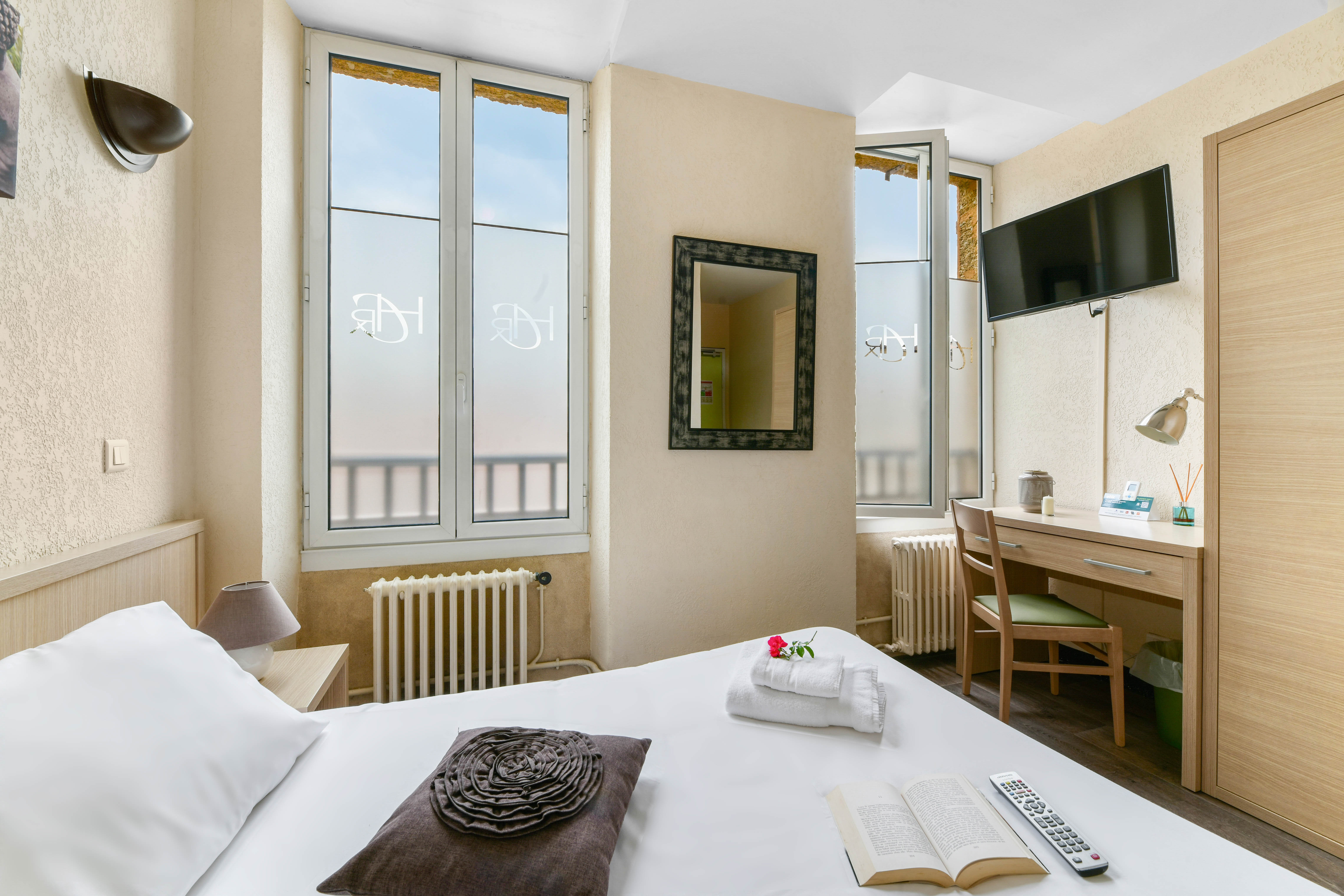 🏆 Une affaire clé en main, prête à performer ! 🏆  

Nous mettons en vente notre Hôtel 3 étoiles - Restaurant Logis de France, une adresse reconnue pour son accueil chaleureux, sa cuisine savoureuse et son confort.  

✨ Une belle reconnaissance : nous avons récemment reçu le Trophée Satisfaction Client Logis 2025 , preuve de la fidélité et de la satisfaction de notre clientèle.  

🔥 Ce qui vous attend :  
✅ 9 chambres tout confort avec climatisation réversible 🏨  
✅ Deux salles de restaurant pour s’adapter à toutes les envies 🍽️  
✅ Un bar avec licence IV, idéal pour une activité dynamique 🍷  
✅ Un patio aménagé de 48 places avec mobilier neuf et cuisine extérieure équipée 🌿🔥  
✅ Une cuisine de chef hautement équipée ( 2 fours mixtes Frima, pacojet, cellule de refroidissement…) 👨‍🍳  
✅ Une plonge rénovée récemment avec lave-vaisselle haut de gamme Hobart (valeur 16 000 €)  

💰 Un business rentable et stable :  
📈 Exploité par un couple et un serveur, pour un modèle rentable et humain  
📊 CA 2024 stable par rapport à 2023, preuve de la solidité de l’activité  

🏡 Un cadre de vie idéal :  
🛋️ Appartement de fonction 3 chambres, 2 salles d’eau, cuisine équipée et salon  
🎒 Commodités à 50m : école, maison d’assistantes maternelles, tous commerces et maison médicale  
🏫 Collège et lycée à 10 min, parfait pour une vie de famille  

✨ Une opportunité à ne pas manquer !  
🏠 Murs : 530 000 €  
📜 Fonds de commerce : 120 000 €  
🏡 Ensemble immobilier (murs + fonds) : 650 000 €  

Après 13 ans d’investissement et d’amour dans cet établissement, nous sommes prêts à transmettre le flambeau 🔥.  

📞 Contactez-nous vite avant qu’il ne soit trop tard ! 📩   06.85.66.64.81

#TrophéeSatisfactionClient #LogisHôtels #HôtelRestaurantDuCommerce #InvestissementCléEnMain #VieDeVillage #RepriseIdéale