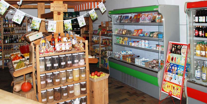 Fond de commerce: Epicerie du centre du village de 2500 habitants + gros passage (8000/j).
Epicerie, fruits et légumes, produits locaux, espace cave et fromage à la coupe. 70m², loyer 530ht/mois