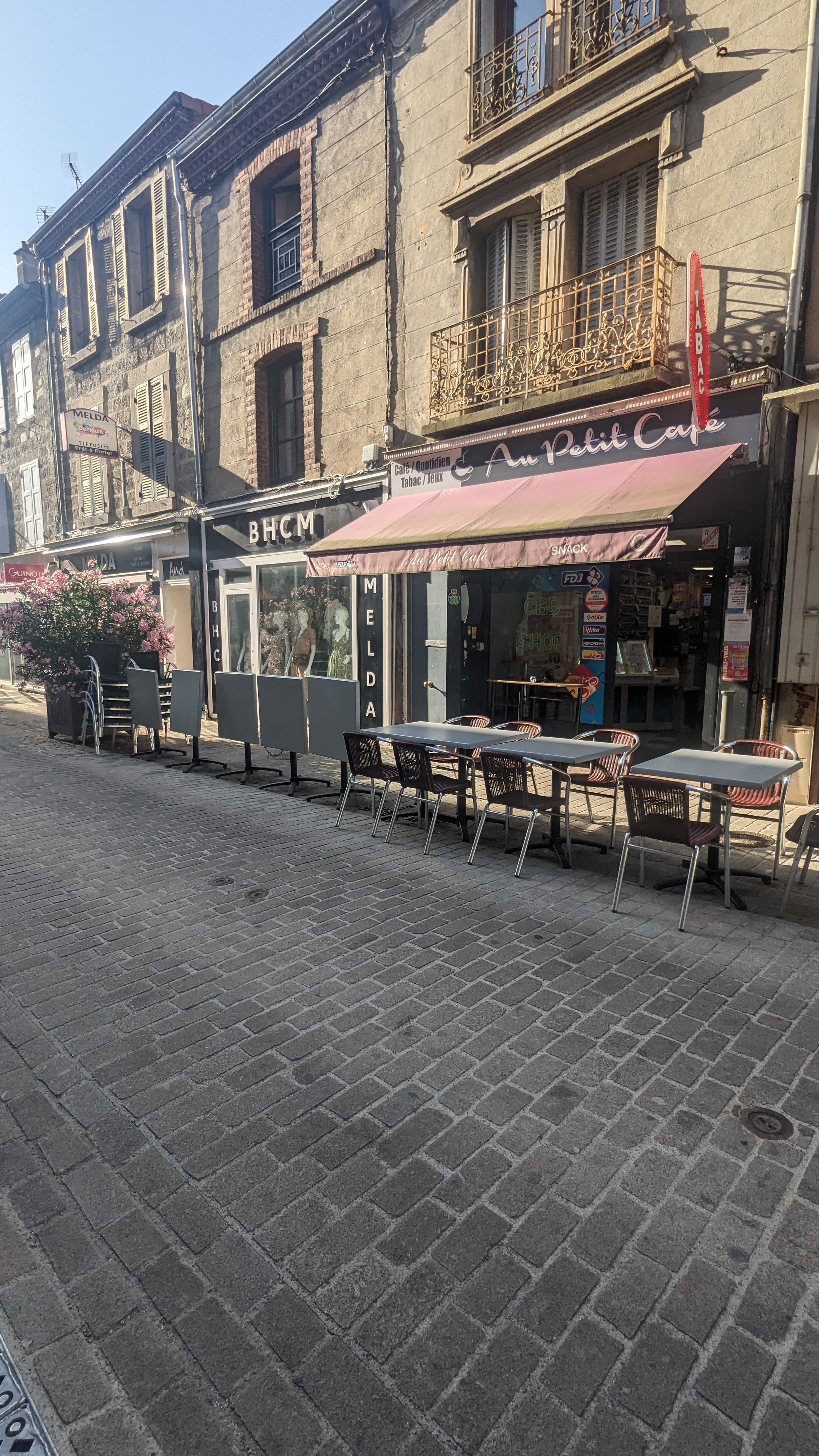 Bar Tabac FDJ snacks 
Le prix ne tient pas compte du stock 
Rue passante 
pour plus information veuillez me contacter