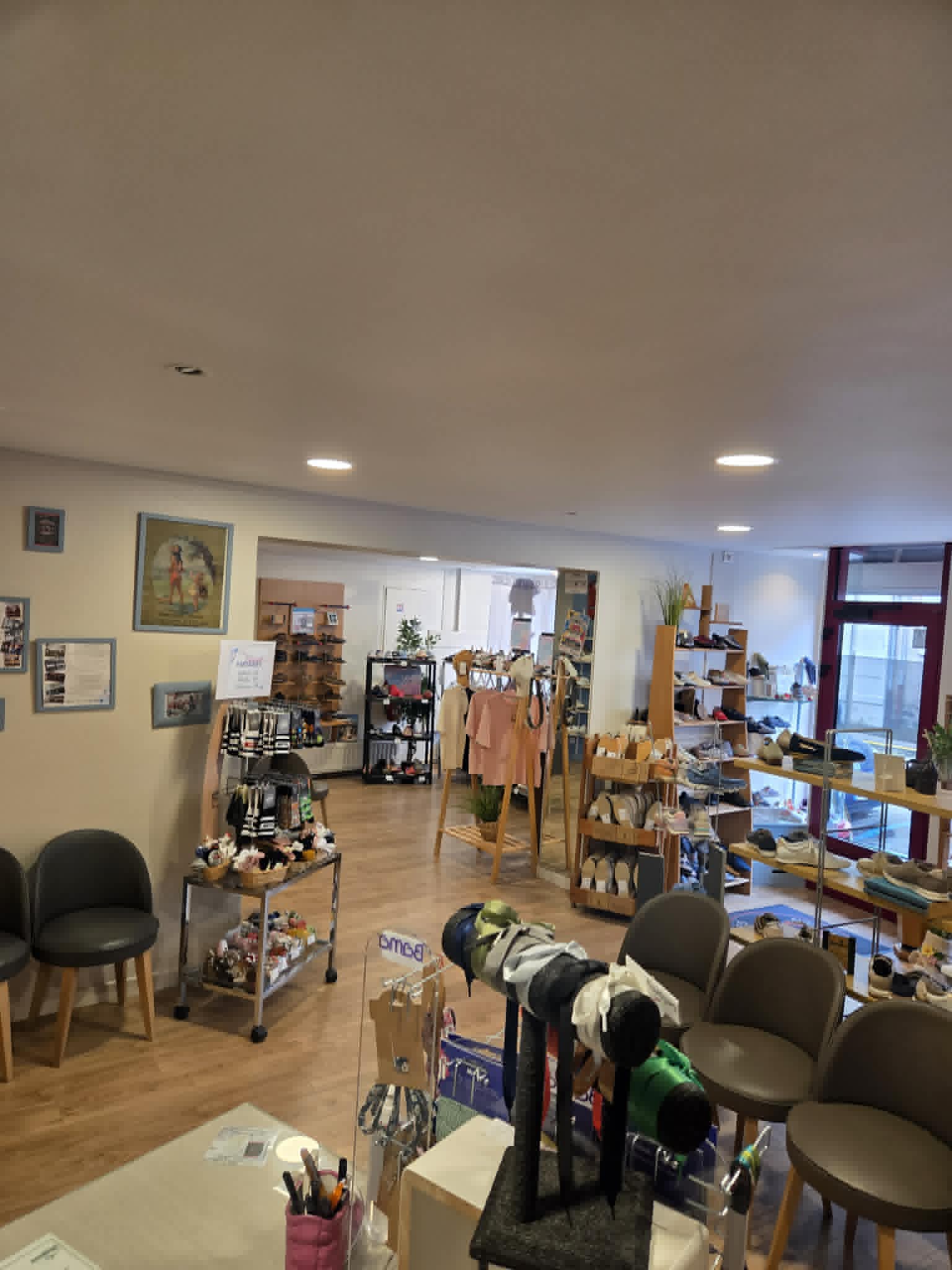 C'est ici une affaire de famille qui vient de fêter ses 125 ans d'existence dans le monde de la chaussure.
Dans une jolie ville (finaliste au plus beau village de France et plus beau marché de France), la boutique profite d'une belle exposition dans une rue passante, avec 3 grandes vitrines.
Magasin généraliste et multi marques, nous chaussons toute la famille .
60m² de vente, 3 belles vitrines sur 18m de trottoir... Et 150m² de réserves et bureau.

Possibilité d'acheter les murs