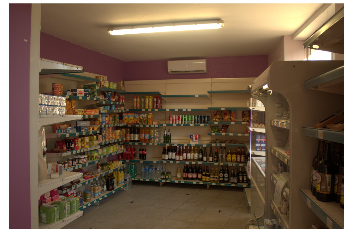 A vendre fond de commerce Boulangerie Pâtisserie Epicerie 
(possibilité d'achat des murs + appartement)

Idéal 1ère affaire ! 

Bon emplacement sur une route fréquentée dans un village de 1200 habitants. 
Ville à proximité ~ 10KM 

Equipement : 
- Four boulanger FRINGAND récent 2014 + brûleur 2017
- Surgélateur 2019
- Climatisation magasin + labo pâtisserie 2019
- Pétrin, diviseuse, chambre froide, mélangeur... 
- Magasin refait à neuf en 2014
- Local de fabrication refait à neuf (élec, plomberie) en 2017

Aucun travaux à prévoir. 

Commerce de campagne dans un cadre agréable, idéal couple débutant par exemple. 

Surface de 175m²
Local commercial 600?/mois
Chiffre d'affaire 2019-2020 : 190 000? 

Prix 105 000?

Merci de contacter par téléphone pour un 1er contact 0680379998