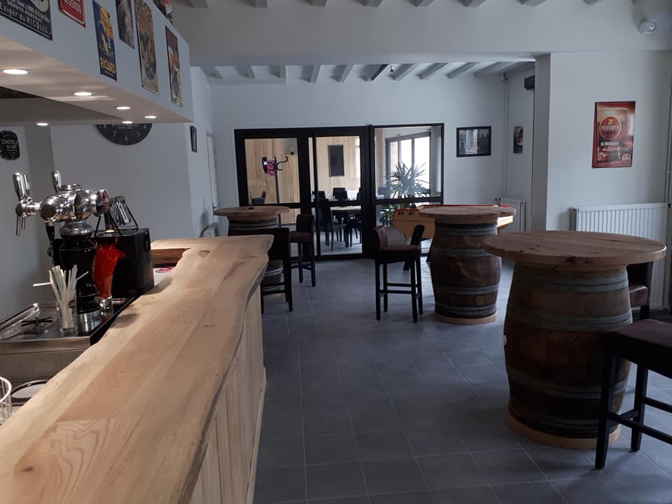 🍽️ À reprendre – Auberge-Restaurant au cœur d'un village dynamique
Vous rêvez de reprendre un établissement convivial à taille humaine ? Cette auberge-restaurant est une belle opportunité pour démarrer ou développer votre activité.
✅ Les atouts de l'établissement :
🍴 Salle de restaurant d'une capacité d'environ 60 couverts.
🌿 Deux terrasses extérieures, à l'avant et à l'arrière du restaurant.
🍕 Activité existante avec une ouverture du mercredi soir au dimanche midi.
🍔 Les vendredis et samedis soirs, une soirée pizzas et burgers (sur place ou à emporter) rencontrait un beau succès.
🔑 Cuisine et établissement immédiatement disponibles pour une reprise.
📍 Un emplacement au cœur de la vie du village :
🏡 Village d'environ 400 habitants.
🥖 Présence d'une boulangerie et d'une école primaire, générant une vie locale régulière.
🥩 Chaque jeudi soir, un camion de boucherie s'installe sur la place du village, juste en face de l'auberge, apportant un flux de visiteurs supplémentaire.
📈 Un fort potentiel de développement :
✨ Extension des jours d'ouverture.
🍽️ Restauration traditionnelle.
🎉 Événements et animations.
👷 Menus ouvriers.
🥡 Développement de l'activité à emporter.
📅 Disponible immédiatement.
Environ 15000€ pour le fonds de commerce, 1000€ licence IV et 15000€ de matériel
📞 Pour tout renseignement ou pour organiser une visite, n'hésitez pas à nous contacter