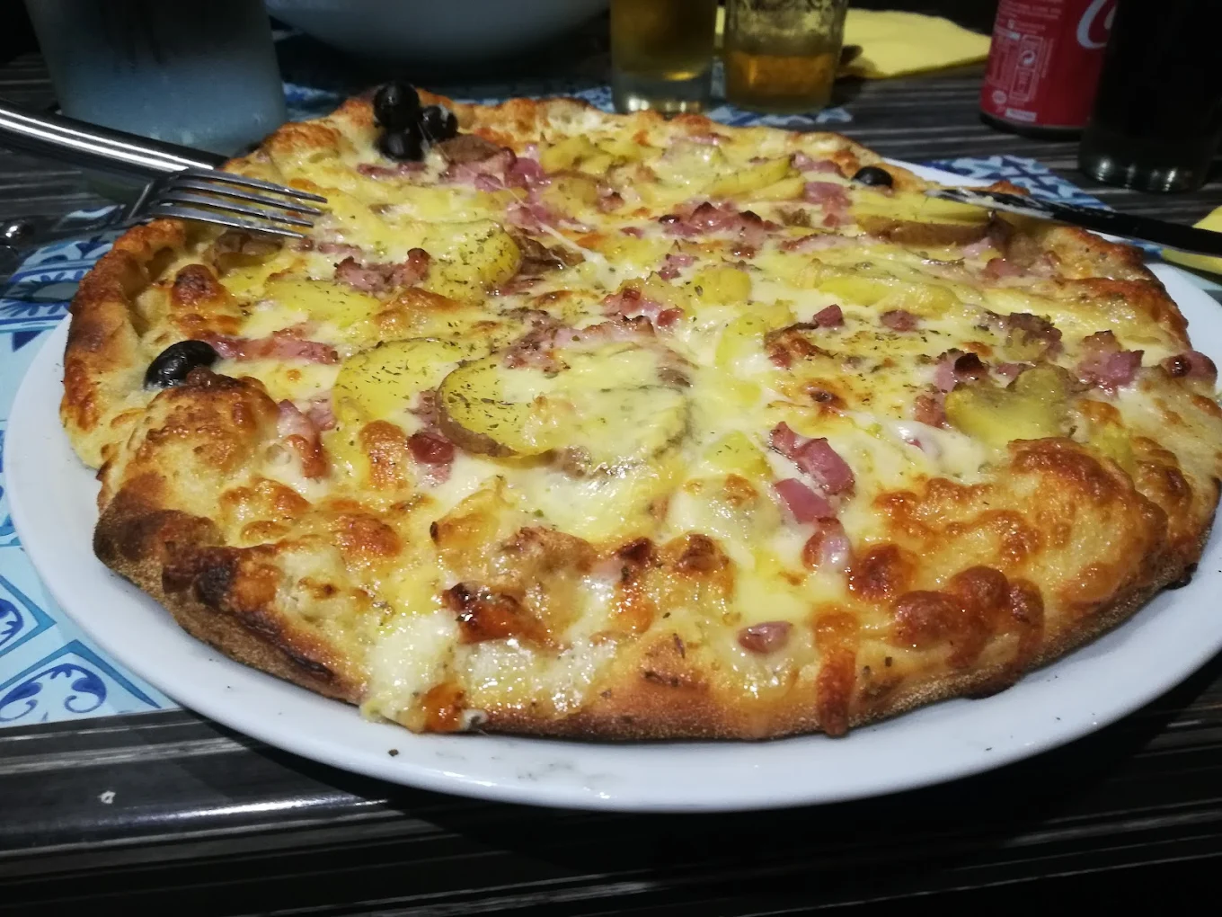 🍕 OPPORTUNITÉ RARE : Fonds de Commerce PIZZERIA BURGERS(Vallespir)
Pizzeria – Burgers – Tacos | Emplacement N°1 | Pyrénées-Orientales
Saisissez l'opportunité d'acquérir une affaire florissante et "clé en main", idéalement située dans un pôle commercial dynamique du Vallespir, à seulement 10 min de la frontière espagnole et 5 min de l'autoroute.
📍 UN EMPLACEMENT STRATÉGIQUE & PREMIUM
•	Flux constant : Situé sur un axe routier majeur et un rond-point stratégique à forte fréquentation.
•	Environnement porteur : Au cœur d’un pôle de proximité (pharmacie, boulangerie, tabac-presse) avec parkings gratuits.
•	Zone touristique : Proximité immédiate d'un lac touristique et au carrefour des grands événements locaux (Féria, Fête de la Cerise, Ronde Céretane).
🏠 DES LOCAUX IMPECCABLES (AUCUN TRAVAUX)
L'établissement de 63 m² bénéficie d'une excellente visibilité grâce à une vitrine linéaire de 6 mètres.
•	Capacité : 18 places en salle + 20 places en terrasse privative (couverte et ombragée de 27 m², sans droit de voirie).
•	Équipements : Climatisation réversible, double vitrage, rideau métallique, réserve de 5 m².
•	Confort : Outil de travail entretenu, prêt à l'exploitation immédiate.
📈 CHIFFRES ET EXPLOITATION
Une affaire saine avec une clientèle fidèle et un fort passage touristique.
•	Chiffre d’Affaires 2025 : 266 000 €
•	Loyer attractif : 15 120 € / an (soit seulement 6 % du CA).
•	Répartition : 70% à emporter / 30% sur place (60% de l'activité dédiée à la pizza).
•	Rythme de vie préservé : Fermé le mardi et le mercredi midi + 4 semaines de congés annuels.
•	Équipe : 1 gérante + 1 salarié (CDI 35h) + 1 saisonnier.
🚀 POTENTIEL DE DÉVELOPPEMENT
Le CA actuel peut encore être boosté par plusieurs leviers :
1.	Mise en place de la livraison à domicile (non exploitée).
2.	Activation du paiement en ligne (site internet inclus en pleine propriété).
3.	Élargissement des plages horaires ou des jours d'ouverture.
PRIX DE CESSION : 130.000€ Ratio exceptionnel : Seulement 48 % du CA, une opportunité rare sur le secteur pour un établissement de cette qualité.