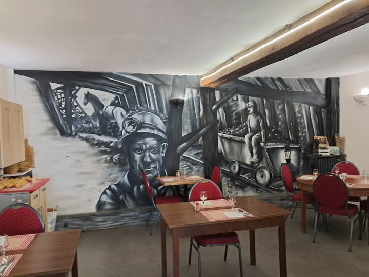 Hotel 10 chambres
Bar pour fdj licence4
Salle réception banquets 100 couverts
Parking privé
Réel potentiel de développement 
Proche du musée de la mine
Au cœur du bassin minier en Bourgogne