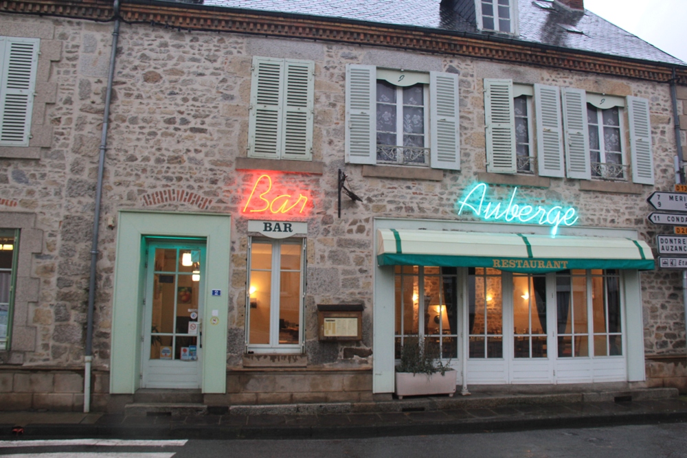 Le Montel de Gelat est une commune situé sur un plateau entre le Cher et le Sioulet, au coeur d'une région de vastes étangs (Etang Neuf, Chancelade...) à la limite de la Creuse. Ce petit bourg de presque 400 âmes a su préserver tous ses commerces indispensables, un pôle santé (médecins, infirmiers, dentiste), un artisanat de qualité, des entreprises, son école, sa bibliothèque, de nombreuses associations, un patrimoine classé et une agriculture dynamique. 24 charmants petits hameaux composent la commune sur une superficie de 2502 ha et avec une altitude variant entre 656 et 735 mètres. Le Montel de Gelat fait partie des 36 communes qui composent la Communauté de commune Chavanon Combrailles et Volcans (CCV).

La nouvelle municipalité propose à un professionnel de la restauration, compétent et motivé, de participer au renouveau du bourg. Vous serez associé à la dynamique local pour rendre notre commune plus attractive.

La municipalité propose à la location une auberge d'une surface de 175 m² composée de 2 salles de restaurant de 35 et 20 couverts complétées par une terrasse de 20 couverts. Forte demande pour des produits locaux de qualité. L'implantation de nombreuses activités sur la commune et aux alentours ouvre à la possibilité de proposer une offre de restauration type menus quotidiens. Possibilité de développer l'offre pour l'accueil de groupes.

Implantée au cœur du village au carrefour de 5 axes routiers structurants, l'Auberge est un commerce historique de la commune. Activité existante, bilans sur demande.

Libre au 1er juin

Informations complémentaires liées au commerce :
- Accès PMR
- Licence IV
- Grand parking disponible à 50m
- Ensemble du matériel professionnel sur place (cuisine équipée, mobilier, couverts, etc.)

En complément des salles de restauration, un logement de fonction est disponible à l'étage (T4). Ce dernier dispose d'une surface de 96m².

Loyer mensuel pour le restaurant = 470 €
Loyer mensuel pour l'appartement = 300 €