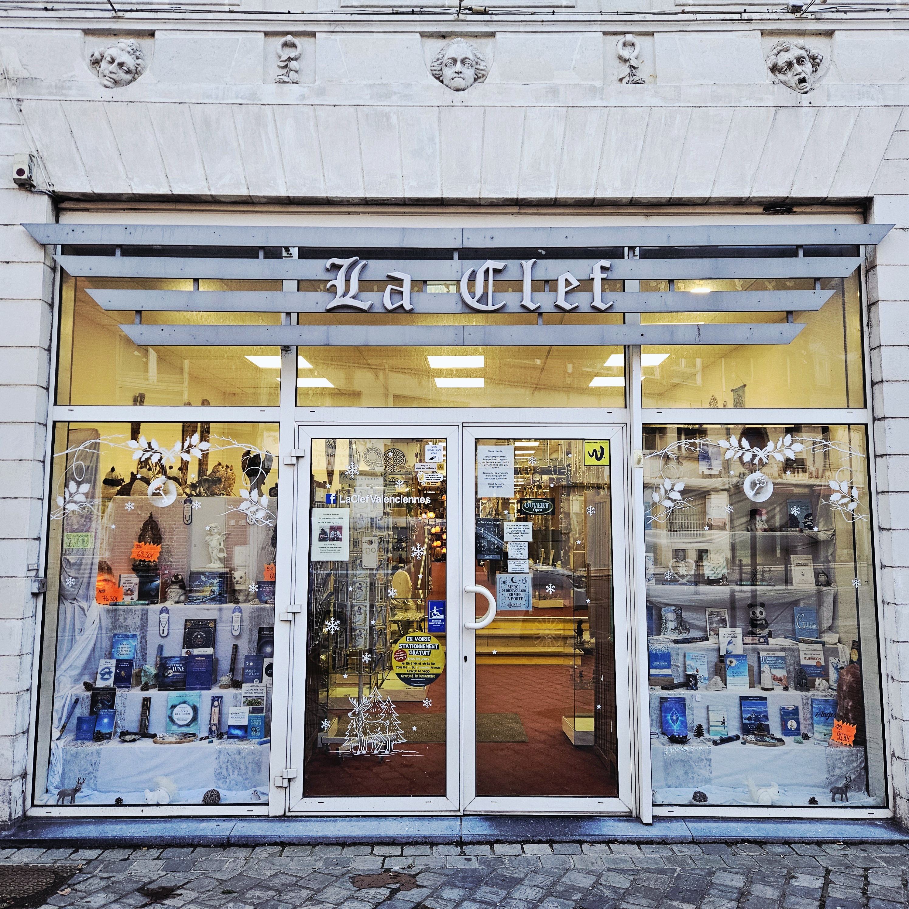 À VENDRE – Fonds de commerce – Librairie ésotérique (Valenciennes)

Librairie ésotérique reconnue, implantée en centre-ville depuis 1989, lieu unique bénéficiant d’une forte notoriété locale et d’un positionnement unique, avec une concurrence très limitée.

Caractéristiques du commerce :

Surface commerciale d’environ 150 m² + réserve

Loyer très attractif au regard de la surface et de l’emplacement

Clientèle fidèle et régulière, développée sur plusieurs années

Environ 8 000 abonnés sur les réseaux sociaux

Identité forte, ambiance chaleureuse et commerce clé en main

Accompagnement possible lors de la reprise afin d’assurer une transition sereine.

💰 Prix de cession : 190 000 €

Pour toute question supplémentaire, Merci de me contacter.
📞 Mme Ménard
📧 librairie.la.clef@wanadoo.fr