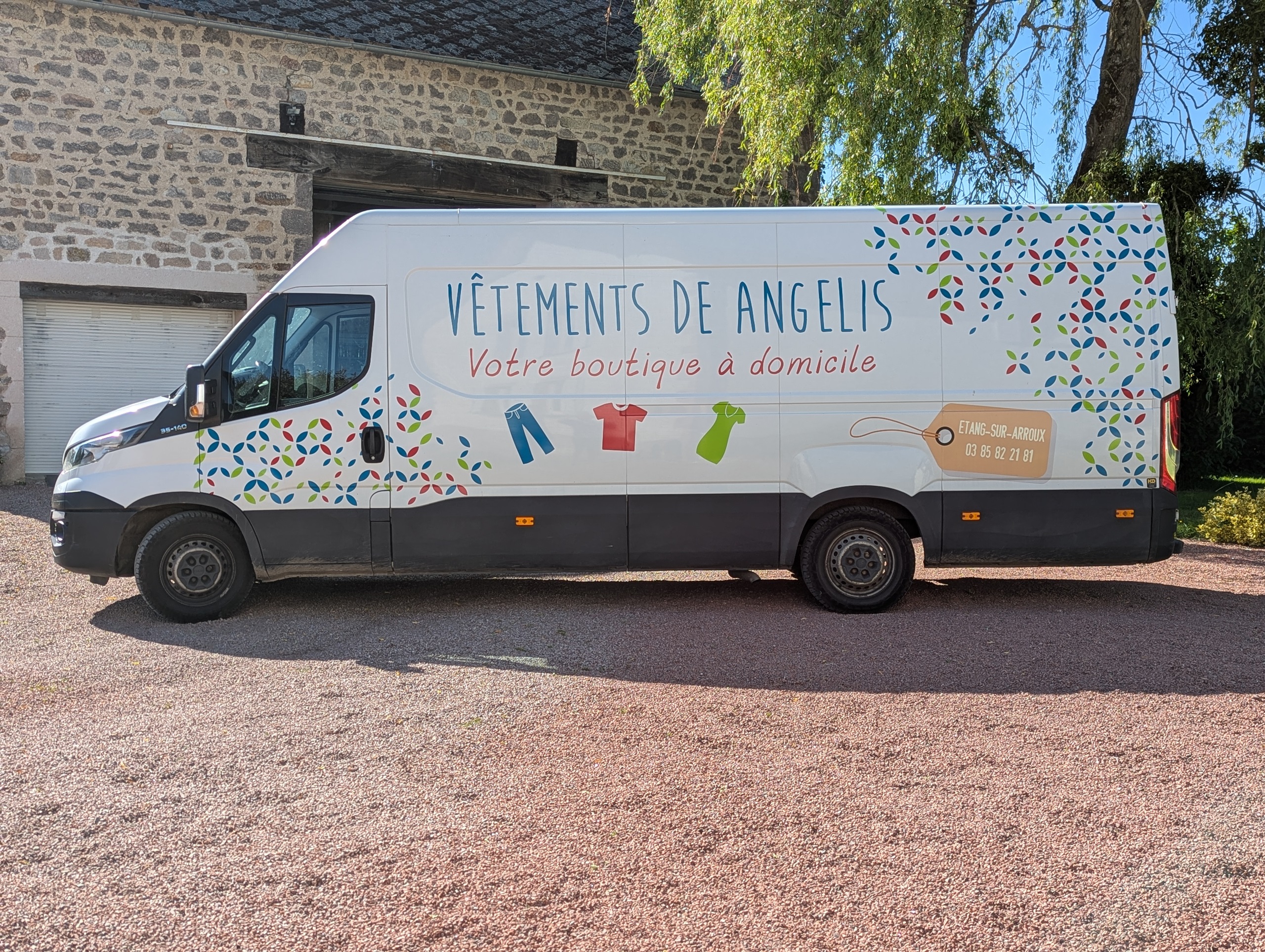 Commerce d’habillement multimarques (homme/femme) avec tournée itinérante,
Étang-sur-Arroux (71) en Morvan
𝗨𝗻𝗲 𝗲𝗻𝘁𝗿𝗲𝗽𝗿𝗶𝘀𝗲 𝗿𝗲𝗻𝘁𝗮𝗯𝗹𝗲 𝗲𝘁 𝗯𝗶𝗲𝗻 𝗶𝗺𝗽𝗹𝗮𝗻𝘁𝗲́𝗲 :
•	70 ans d’existence, clientèle fidèle et régulière
•	Chiffre d’affaires stable : 270.000 € HT/an
•	Vente en magasin (55%) + tournée (45%) dans 2 départements
•	Produits de qualité (Armor Lux, Molinel, Le Laboureur, etc.)
•	Positionnement sur les vêtements professionnels et les grandes tailles
𝗨𝗻 𝗺𝗼𝗱𝗲 𝗱𝗲 𝘃𝗶𝗲 𝗮𝘁𝘁𝗿𝗮𝗰𝘁𝗶𝗳 :
•	Village dynamique, tourisme et nature (Parc du Morvan, Autun) ; activité à taille humaine
•	Potentiel de développement : digital, prospection, tournées EHPAD…

Un Local - Surface de vente : 40m² (avec vitrine 5ml), réserve à l’étage de 43m², 2 cabines d’essayage ; Accessible PMR ok, Loyer mensuel : 600 € HT, (avec une préférence pour la vente des murs)
•	Camion-magasin 3T5 (6 ans, en très bon état), permettant une activité autonome sur les tournées.
Affaire à céder pour retraite, accompagnement proposé, montant souhaité : 50 000 €