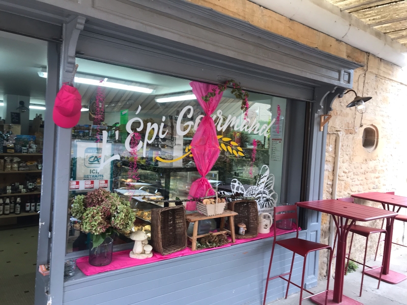En Périgord Noir, Vallée de la Vézère, dans un village classé parmi les plus beaux villages de France, magasin avec licence III.

Activités :  épicerie générale, snacking, débit de boissons en terrasse, glaces, vins, dépôt de pain et viennoiseries, produits régionaux, souvenirs, etc...

Surfaces :
- Magasin (climatisé) : 50 m2
- Réserve : 20 m2
- Terrasse extérieure : 30 places

Magasin refait à neuf, aucun travaux à prévoir, tout équipé et climatisé, ensemble du matériel récent.

Commerce ouvert à l'année, commune de 430 habitants, en bord de rivière, idéal pour un couple.

SAS encore bénéficiaire du dispositif ZRR jusqu'en 2027 inclus

Loyer mensuel HT : 394,60 €

Prix de la société : 117 000€
