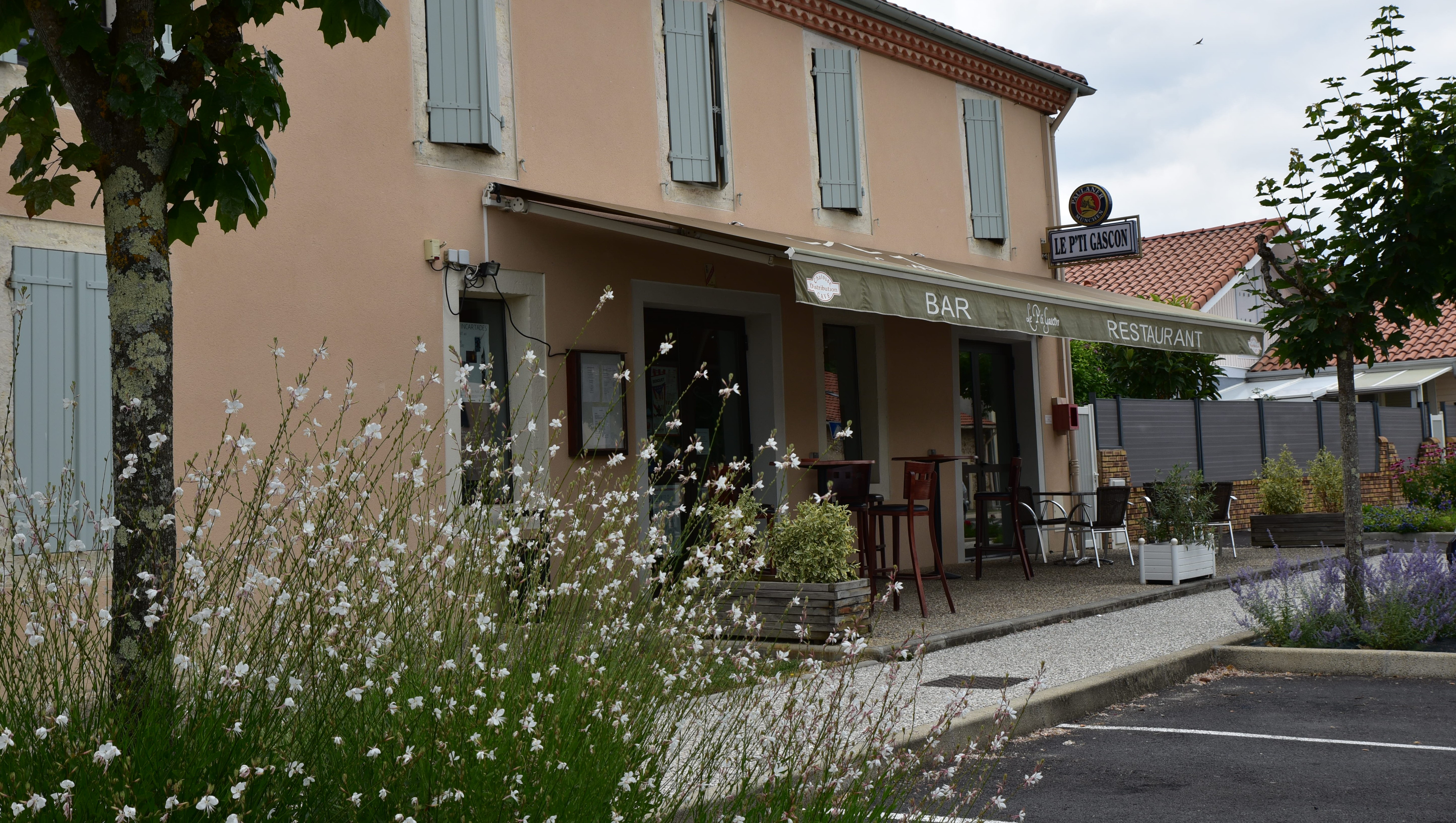 La commune de BENQUET recherche un(e) repreneur(se) pour son BAR RESTAURANT
C'est une belle opportunité pour un restaurateur ou une restauratrice ! L’ensemble est entièrement équipé de matériel professionnel de qualité situé dans un village dynamique qui possède un tissu associatif très important ce qui est un atout !

Ce bien sera proposé en location très rapidement.

Pour tout renseignement, premier contact par courrier ou mail à : mairie@communedebenquet.com