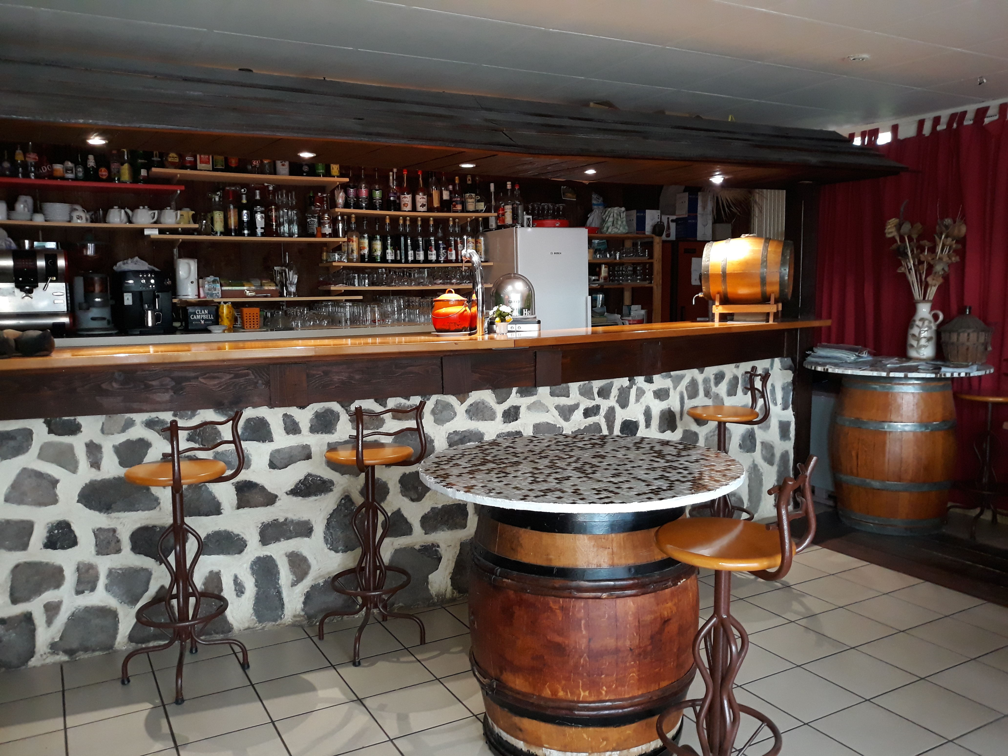 Affaire à saisir.

Bar restaurant, situé dans un village dynamique de 1000 habitants, au cœur de la chaîne des puys, à 10 mn du Puy de dôme, 20 mn de Vulcania, 25 mn de Clermont-Ferrand, au bord de la D2089.

Cet établissement à une capacité d'accueil de 45 couverts dans la salle du restaurant dotée d'une cheminée, possibilités de 30 couverts dans la salle du bar, et environ 40 couverts en terrasse.
Il dispose d'un parking communal devant l'établissement, avec place handicapée, et possibilité de garer les bus.
Accès handicapés, toilettes PMR, label tourisme et handicap.
Petit fûté.
Ce restaurant propose une cuisine traditionnelle.
La clientèle est variée avec les locaux qui organisent des repas de famille ou d'événements, les Clermontois clientèle fidèle depuis plus de 15 ans, les touristes via les nombreux gîtes et camping existants au sein du village et aux alentours, la clientèle de  passage via la D2089 axe routier très fréquenté et clientèle de groupe via les agences de voyages ou associations.
Cuisine professionnelle équipée et bien agencée.
Possibilité d'avoir un logement de fonction.
Les murs appartiennent à la commune dont vous louerez les murs pour un loyer modérer de 900 euros par mois.
Village doté de toutes les infrastructures nécessaires pour bien vivre à la campagne, école , crèche, tous commerces ( boulangerie, fromagerie, épicerie, charcuterie, coiffeur, cabinet d'esthétique, médecins (généralistes, infirmiers, kinésithérapeute), nombreuses associations sportives,culturelles etc, en perpétuel développement.

Actuellement, l'établissement fonctionne en couple.

Affaire à saisir, par des professionnels du secteur.

Chauffage au gaz avec cuve.