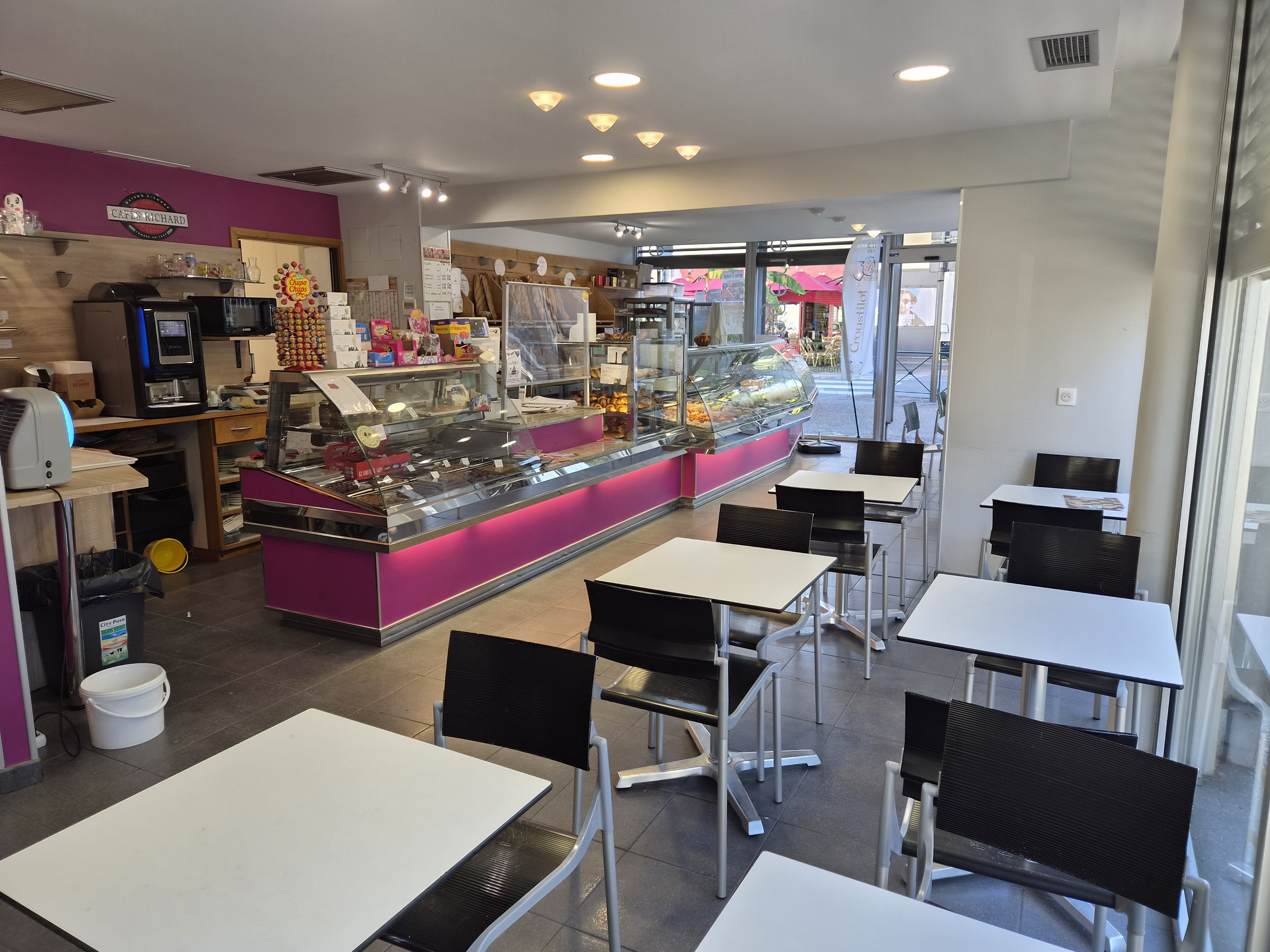 Notre boulangerie-pâtisserie est située au cœur de Figeac, dans le Lot, sur l’un des principaux carrefours de la ville. L’établissement bénéficie d’un emplacement particulièrement visible et accessible, avec environ 100 places de stationnement à proximité.

Le commerce dispose de 146 m² au total, répartis entre 62 m² de surface de vente et 84 m² de laboratoire. Il s’agit d’un véritable outil de travail, déjà aménagé et équipé pour une activité de boulangerie-pâtisserie, mais qui pourrait également être adapté à d’autres concepts de restauration ou de snacking.

L’entreprise est implantée dans une ville dynamique et touristique du Lot et bénéficie d’une clientèle locale ainsi que d’un passage lié à l’activité de la ville et à son attractivité touristique.

Après presque trente ans d’exploitation, nous souhaitons transmettre cet établissement. Notre souhait serait de trouver une solution permettant de préserver cette activité et de donner une nouvelle vie à ce commerce, qui dispose selon nous d’un réel potentiel de développement.