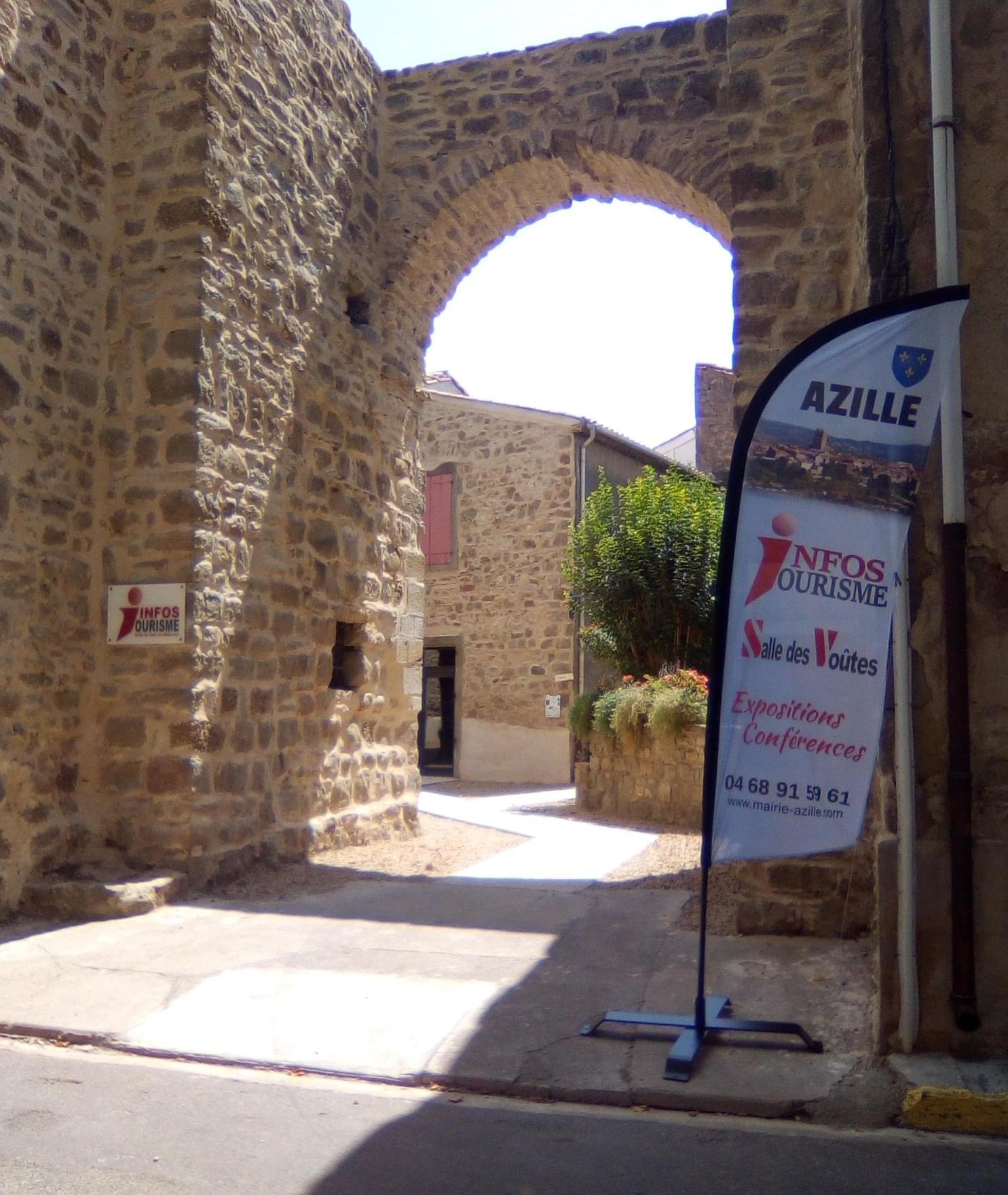 Restaurant climatisé tout neuf prêt à équiper et à exploiter de 20 couverts avec sa terrasse de 25 couverts environ 
Il est très bien situé car il borde une jolie promenade
A l étage un appartement de 43 m2 avec entrée indépendante et au 2 ieme étage un grenier de 45 m2 aménageable 
Situé à 30 km entre narbonne et Carcassonne, Azille, très jolie village du minervois touristique de 1200 habitants, prêt du canal du midi et du lac de jouarres
