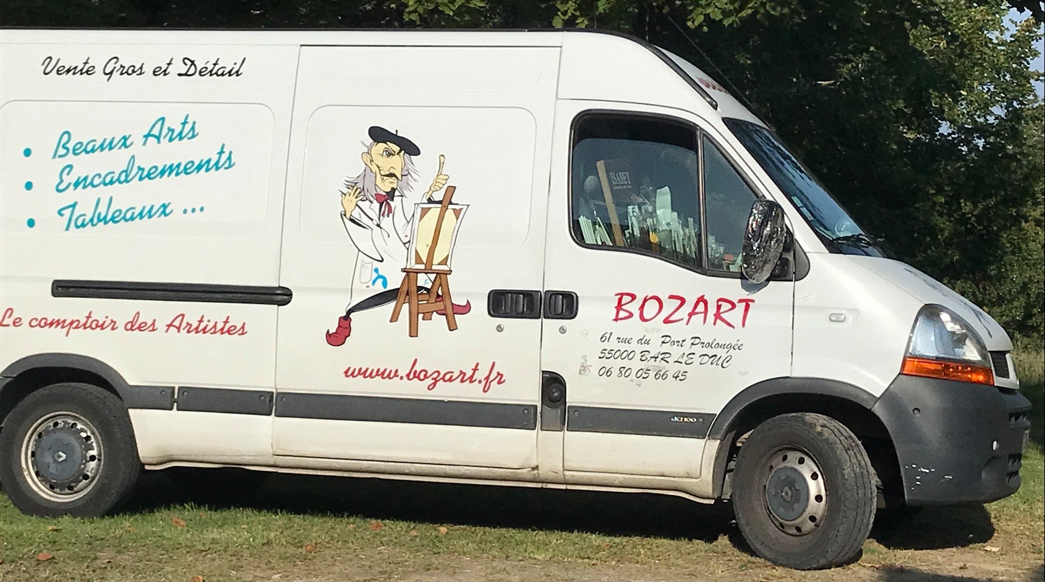 Cause retraite courant 2025, je cède mon fonds de commerce d'Encadrements et vente de matériel Beaux Arts à  BAR LE DUC dans la Meuse.
Métier de passion, créée en 1995, BOZART a développé une clientèle de proximité grâce à une vente sur place et des tournées auprès d'artistes, ateliers ou associations , et nationale via son site www.bozart.fr et les marketplaces (Amazon, Cdiscount, Ebay, Price Minister,Le bon coin...)

Activité artisanale d'encadreur + vente de matériel 
.chassis toilés
.chevalets
.peintures
.pinceaux
.papiers techniques :dessin, aquarelle, pastel, huile...
.marqueurs,
.feutres
. tout matériel Arts graphiques...
.cimaises et matériel d'exposition
.terre Solargil pour céramique
Zone de chalandise d'un rayon de 100 km, en activité depuis 30 ans avec une clientèle fidèle et agréable  dans tous les départements limitrophes.
Fonds 20000 €
Local à trouver mais possibilité de travailler chez soi, j'ai commencé avec un local en ville mais travaille chez moi depuis le Covid. 
Activité pouvant être exercée à BAR LE DUC mais pas que...
Potentiel de développement , peut également convenir à un couple ,l'un(e)artiste  donnant des cours de peinture et l'autre plus commercial et comptable.
Une bonne connaissance et utilisation des réseaux sociaux serait un bonus...

Accompagnement et  formation à l'encadrement possible le temps de la transmission.