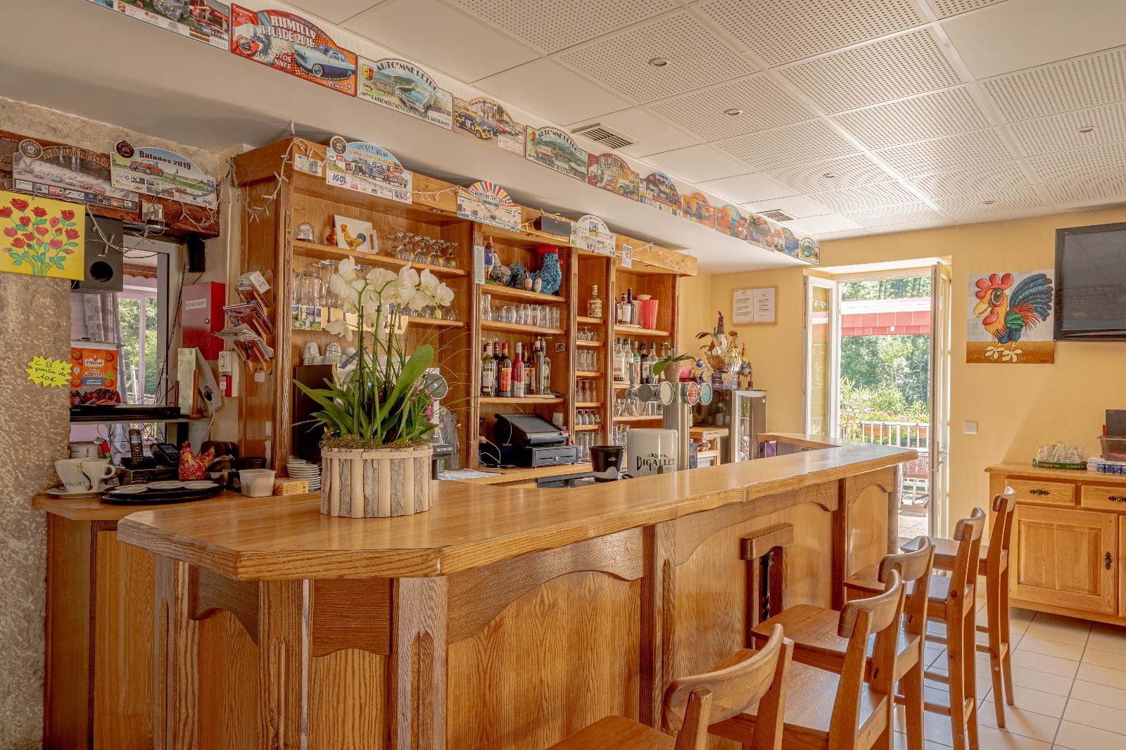 Description

Cause retraite, vente d'un fonds de commerce dans un charmant village situé à 30minutes d'Annecy et de Genève.
Deux salles de restaurant 25 et 35 places d'une belle terrasse et d'un parking.
Location à la Mairie avec logement sur place facultatif.

Capacité d'accueil : 60 couverts intérieur / 30 couverts en terrasse
Surface logement : environ 85m2 

Les points forts :
Licence IV permettant une activité bar / Très beau cadre de travail / Clientèle locale toute l'année et touristique en saison / Outil de travail fonctionnel 

Une affaire idéale à tenir à 2 (couple ou associés) 
Plus de photos sur demande !