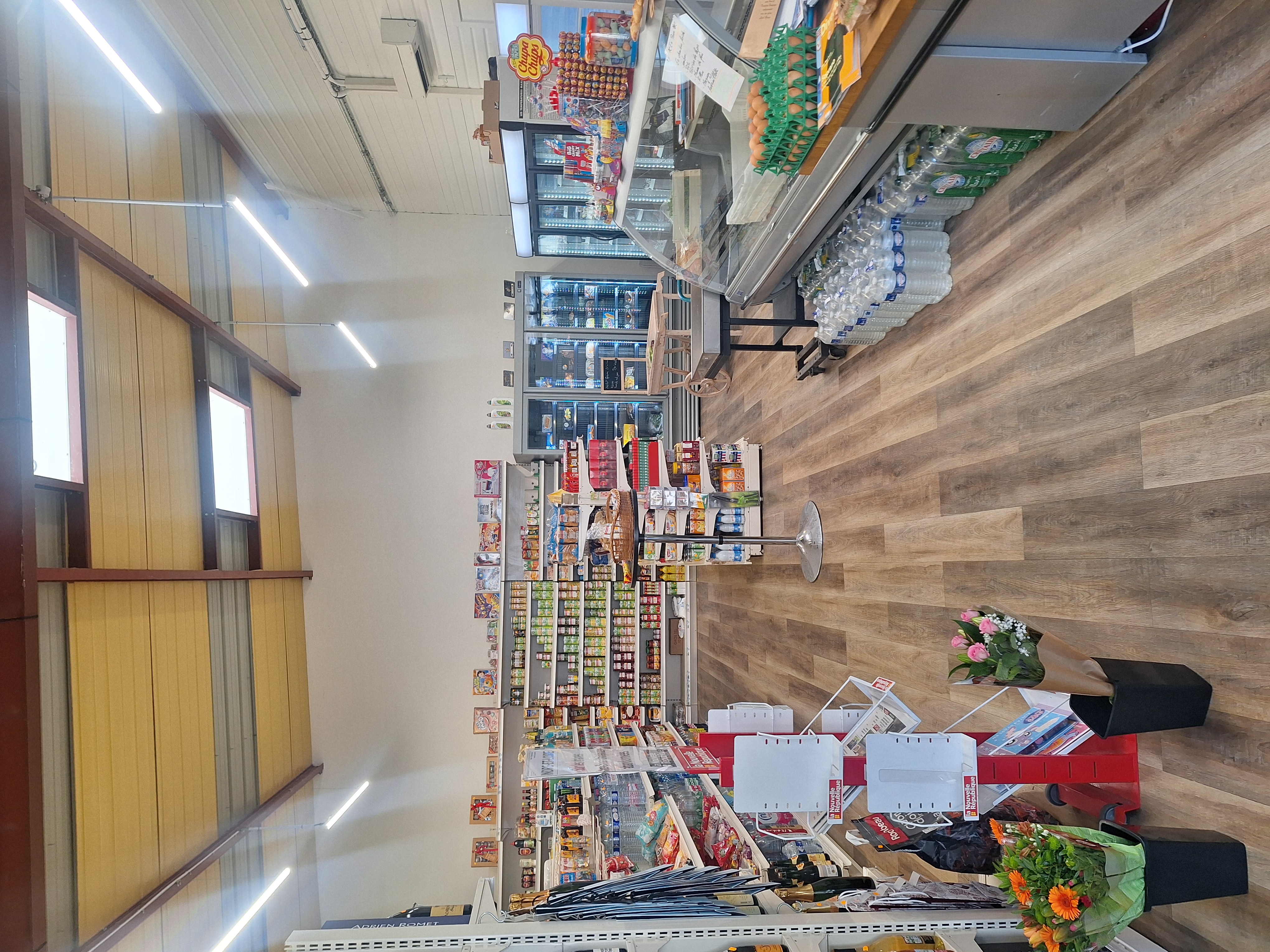 LES HERMITES - La retraite arrive, et vend commerce superette à la campagne d'une surface de 100m² de vente plus réserve. Très belle outil de travail et bien équipé dans un village dynamique. Epicerie existante depuis plus de 50ans. Faible loyer car mur appartenant au Communauté de Commune.
Renseignement possible après découverte du projet.
Accompagnement possible au démarrage.