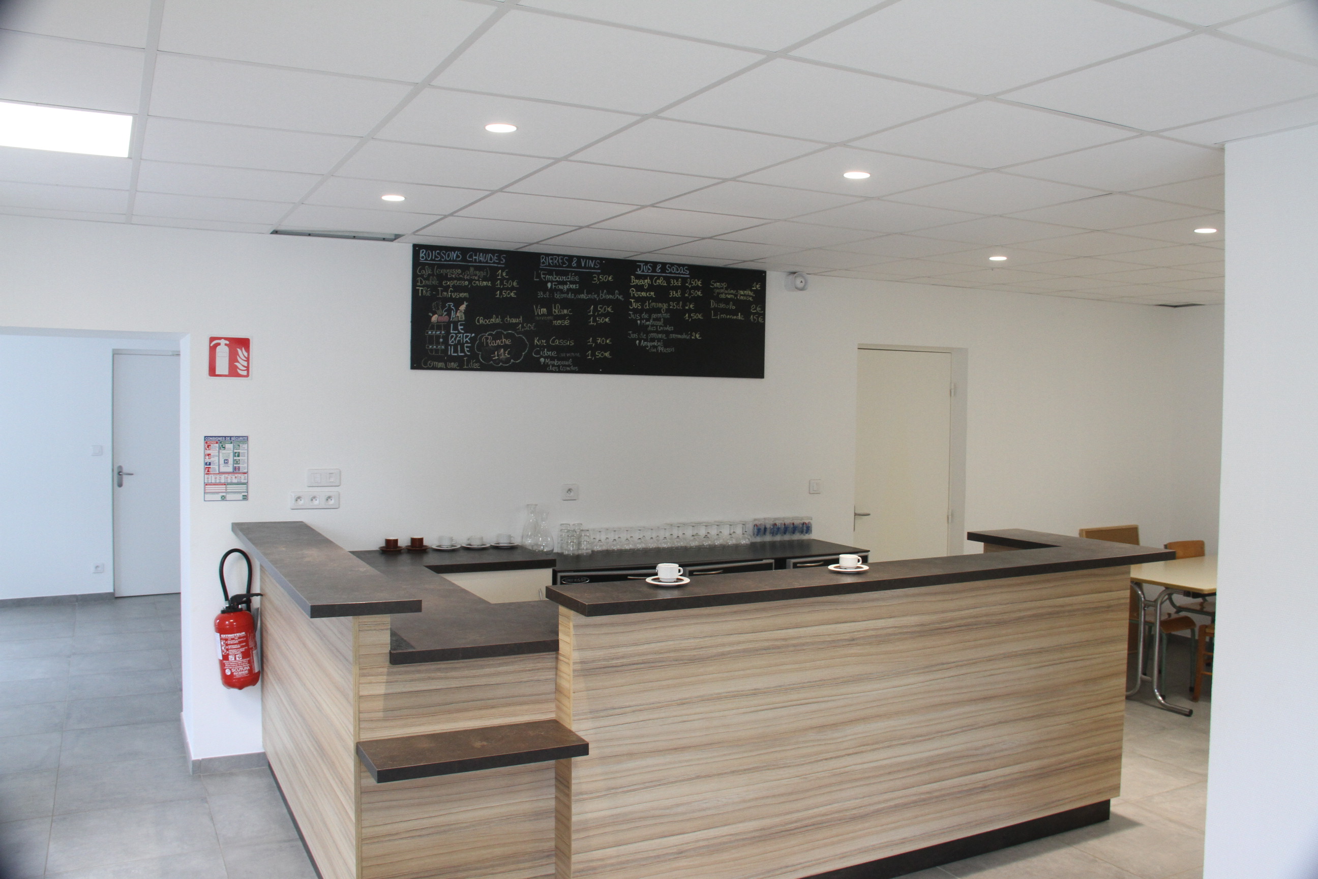 La commune de Parcé (Ille-et-Vilaine), 40 minutes de Rennes, propose la mise en location-gérance d'un commerce multi-services.
- bar avec Licence IV, 
- épicerie de première nécessité, 
- dépôt de pain, 
- restauration rapide,
Loyer attractif : 250€/mois  
Un espace prêt à l'emploi, à personnaliser selon votre vision !
Pour candidater : 
Par voie électronique : contact@parce.fr
Voie postale : Mairie de Parcé, 1 rue de la Bascule 35210 Parcé
02.99.97.64.63