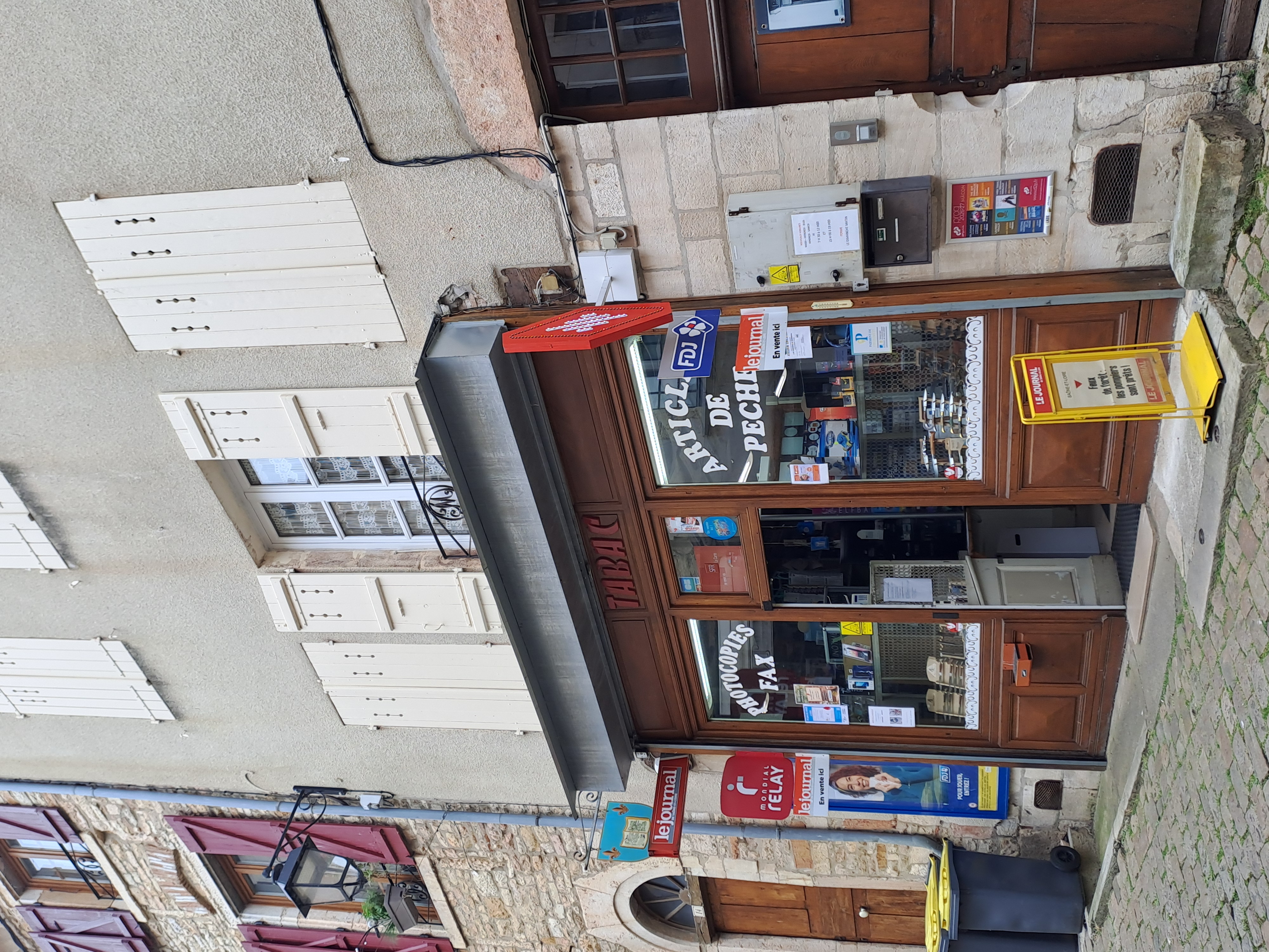 Dans joli village " cité de caractère ", vend fond de commerce.
Tabac, journal local, colis, carterie, confiserie, vapote, telephonie, compte bancaire en ligne, timbres fiscaux, amende..etc..
50 m2 de vente et 20 m2 d'arrière boutique avec sanitaire ((salle d'eau, wc) coin cuisine..
TABAC existant depuis 1900 dans la commune et après 31 ans de gerance, Guy annonce sa retraite au 31 décembre 2026.. bien mérité..!
Loyer : 2000€/an.
Reste un bail de 6 ans.
Avec des idées, que vous soyez moderne ou vintage, cet emplacement est fait pour vous ! Fort potentiel , village touristique, chaleureux et dynamique qui n'attend que vous !