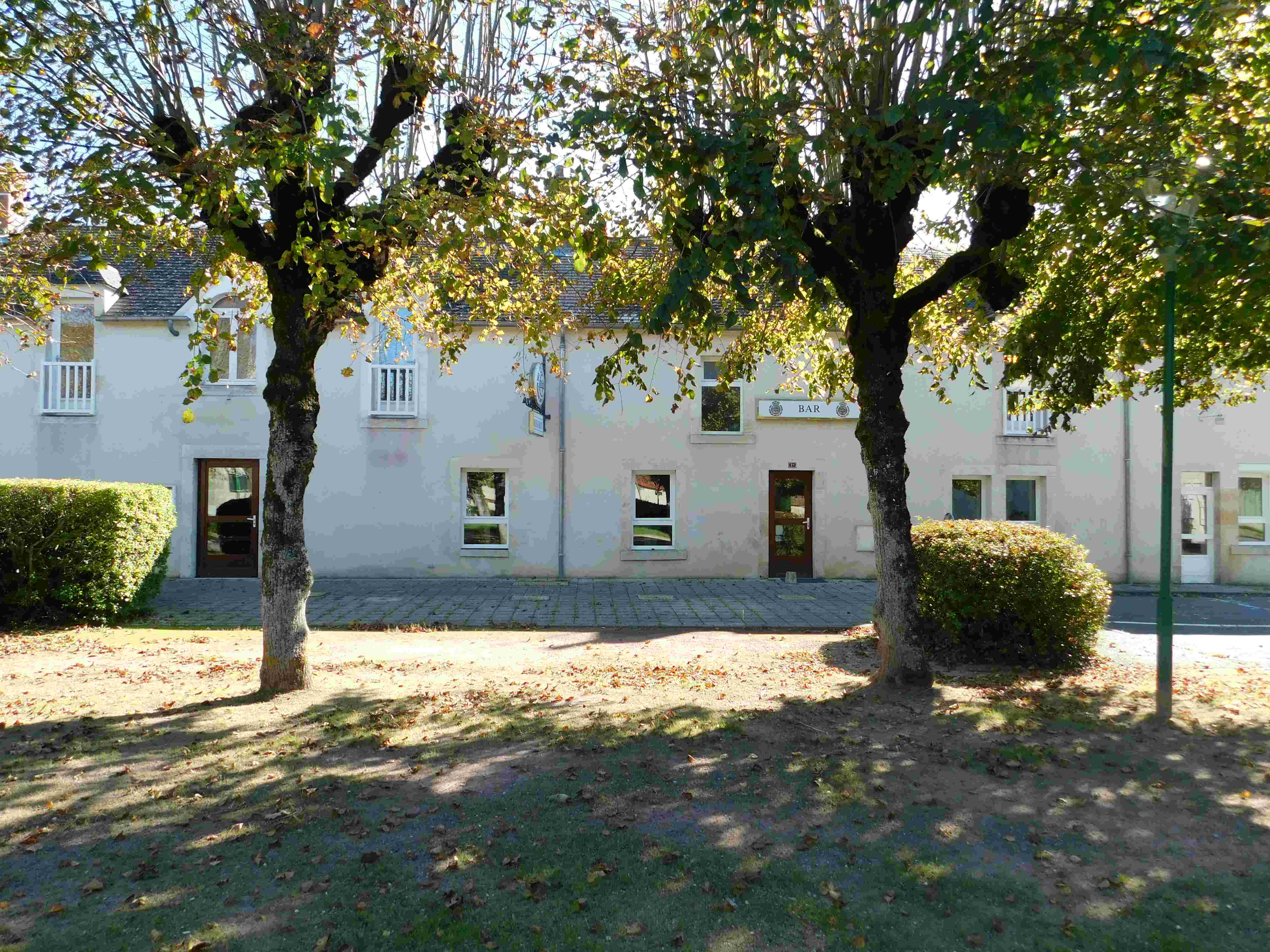 La commune de Saint Germain des Bois (Cher – 18340) loue son RESTAURANT BAR MULTI-SERVICES 

Département : Cher
Région : Centre-Val de Loire
Secteur d'activité : Restauration – Bar - Multi-services 

Commune rurale située dans le Cher à 20 minutes de Bourges, met à disposition un établissement pour activité Restaurant - Bar – Multi-services.

L’établissement se situe au centre du village, face à l'école primaire et à proximité de la mairie. Il bénéficie en été d'une terrasse naturelle mise à disposition. 

L'immeuble est composé d'un local professionnel de 218m2 et d'un logement type F3 de 77,60m2. 

Une bonne expérience en restauration /cuisine et en gestion est nécessaire.

La licence IV est incluse dans le bail.

Des travaux de rafraîchissement ont été réalisés par la commune afin d'offrir un lieu convivial aux 650 habitants du village ainsi qu'aux habitants des communes avoisinantes.

Pour tout renseignement, contacter la mairie par mail à l’adresse suivante : « lbc.stgermaindesbois18@orange.fr »