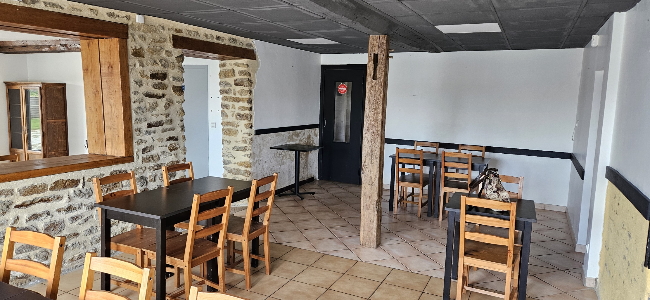 BAR RESTAURANT à louer à 10 kilomètres d'Alençon dans un village de 750 habitants.
Les murs appartiennent à la Mairie. 
AU RDC le bâtiment est composé de deux salles pour l'activité restauration (50 couverts / tables et chaises en place), une salle avec cheminée pour le Bar et une salle utilisée pour l'activité Point Poste.
A l'arrière les cuisines professionnelles sont partiellement  équipées mais seront rapidement opérationnelles après installation du matériel manquant et quelques aménagements.
A l'étage un appartement avec 3 chambres, une cuisine et  une salle de bain. L'appartement n'est pas dissociable du bail et la sous-location est interdite.
Parking 30 voitures en face du bâtiment appartenant aussi à la Mairie.

La vocation de ce bâtiment est d'apporter aux habitants  tous les services attendus dans une commune rurale : Bar, restaurant, tabac, jeux, Point Poste, journaux etc... 
Idéal pour toutes personnes souhaitant s'investir et participer activement à la vie de notre village.