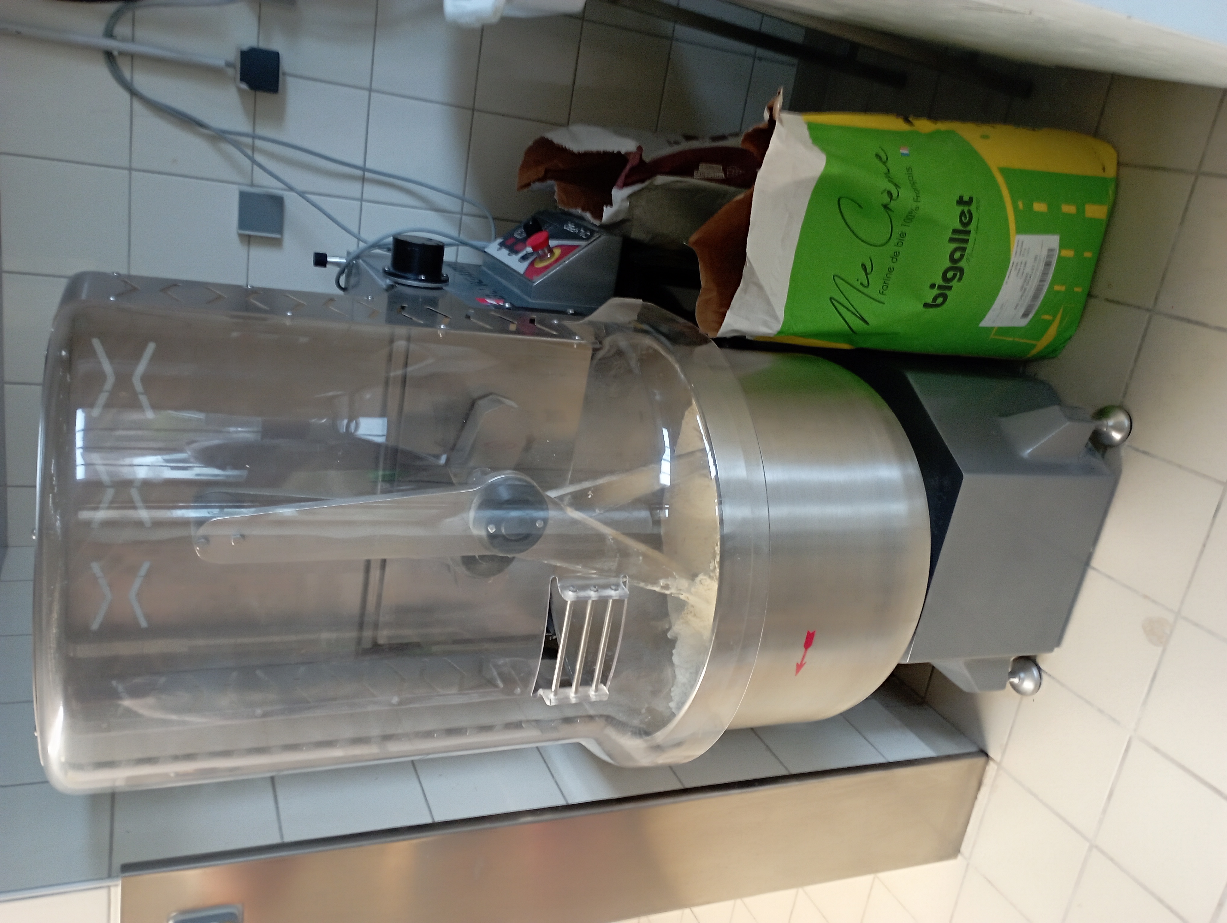 BOULANGERIE-PÂTISSERIE ARTISANALE à reprendre :
Idéal première installation pour un couple – Aucun fonds de commerce à racheter.

La Mairie de Châtelus-Malvaleix, village situé au nord de la Creuse, à 25 minutes de Guéret, propose la reprise de sa boulangerie-pâtisserie artisanale communale dès à présent.

La zone de chalandise inclut la commune de Châtelus-Malvaleix ainsi que les communes environnantes, avec une clientèle locale fidèle et un flux saisonnier touristique (gîtes, camping, plan d’eau avec baignade…). La présence d’un collège et d’un EHPAD au sein de la commune offre la possibilité d’établir des contrats de fourniture réguliers.

Les commerces et services voisins : Supérette,  bar-restaurant multiservices, auberge, fleuriste, coiffeur, bureau de Poste et banque, quincaillerie, station- service, pharmacie, pôle santé et maison de retraite, collège, école maternelle et primaire  assurent un bassin client régulier. 
________________________________________
 Conditions de reprise :

•	Aucun fonds de commerce à racheter
•	Locaux et matériel appartenant à la mairie
•	Location des murs : 600,00 € TTC
•	Capital minimum de départ : environ 10 000 € (fonds de roulement, stocks de départ…)
•	Rachat du matériel possible après 3 ans (convention Mairie)

Cette configuration est parfaite pour un couple souhaitant s’installer dans une première affaire avec un investissement limité. L’activité actuelle est tenue seul par le gérant, mais la gestion optimale de la production/vente nécessite idéalement deux personnes afin de pouvoir développer l’affaire.
________________________________________
Atelier et matériel professionnel :

	Matériel BONGARD révisé, récent et en bon état :

•	Four à sole électrique 4 bouches
•	Diviseuse et façonneuse
•	Laminoir et tour pâtissier
•	Chambre de pousse, chambre froide 
•	Pétrins, diviseuse, façonneuse
•	Batteur, laminoir
•	Échelles, rayonnages inox
•	Fours et étuves (Pavailler)
•	Surgélateurs
•	Lave-vaisselle
•	(…)

	Magasin équipé :

•	Étagères, présentoirs pains, trancheuse, caisse enregistreuse
•	Vitrines réfrigérées et rangements
•	(…)
Locaux bien agencés avec belle surface de vente, laboratoire, fournil, vestiaire avec douches et wc, stockage, cour extérieure (idéale pour livraisons par parking arrière).
Tout est prêt pour démarrer la production dès le premier jour, sans investissement complémentaire.
________________________________________

 Activité actuelle :
•	Environ 300 quintaux/an 
•	Fermetures actuelles : dimanche après-midi et lundi
•	Congés : 4 à 5 semaines/an

Fort potentiel de développement :

•	Développement possible sur pâtisserie, snacking, force de vente boutique…
•	Augmentation du volume de production magasin
•	Exploitation optimale de la clientèle locale et touristique

Affaire idéale pour un couple motivé, sérieux et professionnel, souhaitant gérer une boulangerie artisanale complète, prête à produire dès la reprise.
________________________________________
Premier contact : 
Mairie de Châtelus-Malvaleix 
Tél. : 05.55.80.70.31 
Mail : administration@chatelus-malvaleix.fr