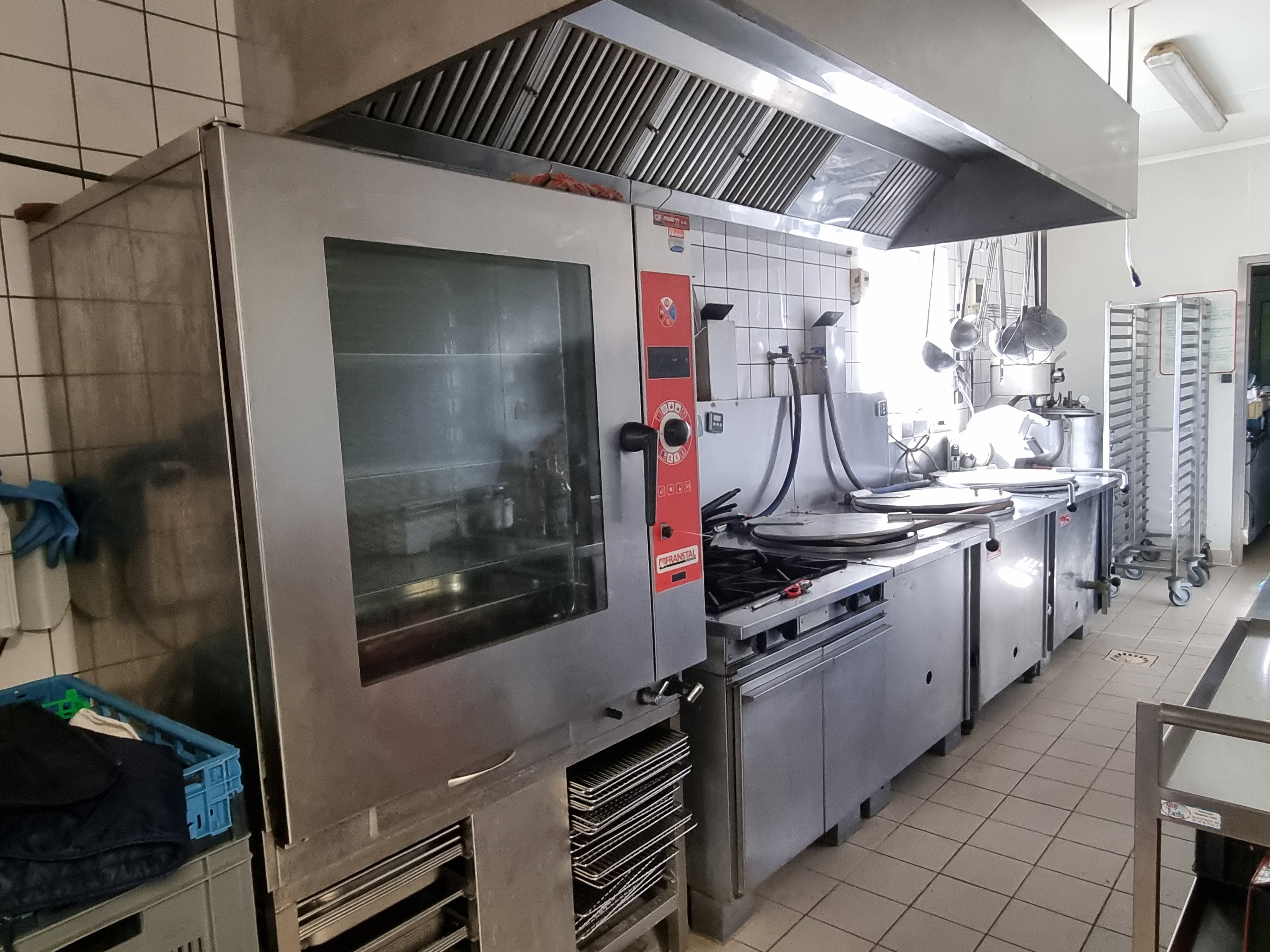 À vendre, fonds de commerce d'une activité de transformation de canard en pleine exploitation, secteur d'Arpheuilles (36700, Indre), aux portes de la Brenne. Clientèle fidèle et matériel de laboratoire en état de fonctionnement. Cession dans le cadre du départ en retraite des exploitants, avec accompagnement possible à la reprise.
●	Clientèle constituée (marchés, circuits courts…)
●	Matériel de laboratoire complet (liste détaillée remise sur demande)
●	Équipe en place : 4 équivalents temps plein + saisonniers en fin d'année (octobre à décembre)
Le laboratoire (bâtiment de 177 m² agréé, 3 chambres froides, boutique, salle de réception, système d'alarme) peut être acquis en complément du fonds selon la capacité de financement de l'acquéreur — ou loué au repreneur, une simulation de financement est disponible dans les deux cas.
Prix du fonds de commerce seul (clientèle + matériel) avec location du laboratoire : 120 000 €
Prix avec acquisition du laboratoire (murs) : 130 000 €
Honoraires d'agence à la charge de l'acquéreur : 3 % HT. Dossier économique complet et visite sur rendez-vous.