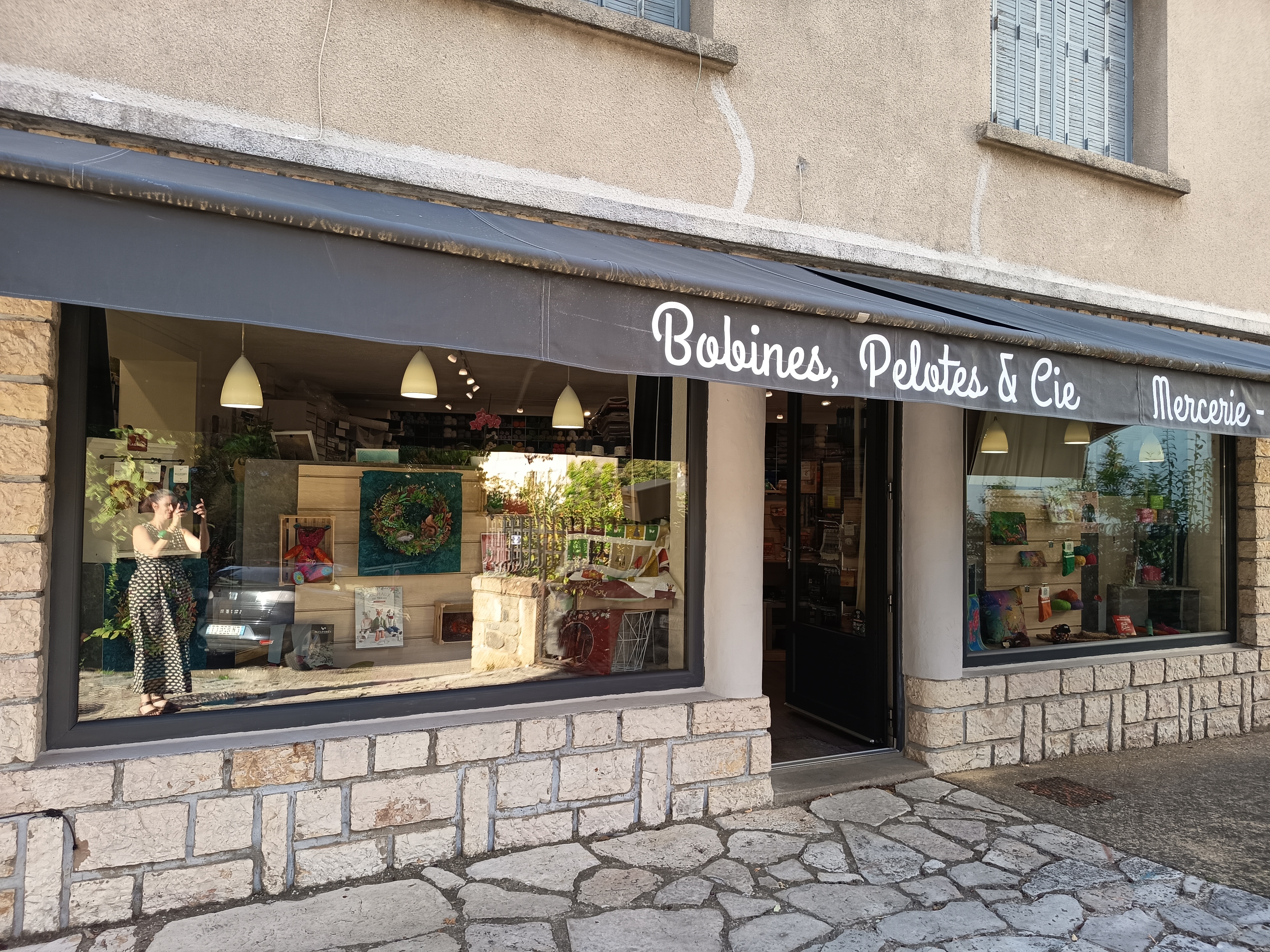 A céder, un commerce de mercerie, laine, lingerie situé dans une ville de 2000 habitants, au cœur des Cévennes. 
La boutique bénéficie d’un emplacement privilégié, facilement accessible en voiture comme à pied, avec une excellente visibilité grâce à ses trois vitrines.
Cette affaire est idéale pour une personne. Il n’y a pas de salarié en poste.
Unique mercerie dans un rayon de 30 kms. L’activité qui s’est développée au cours de ces dix dernières années présente encore de réelles perspectives de développement, que ce soit par l’élargissement de la gamme, l’organisation de nouveaux ateliers ou le développement d’une offre en ligne. Le chiffre d’affaires (85 000€) est stable.
La clientèle locale, en recherche de conseils personnalisés, est complétée par une clientèle touristique en période estivale.
Le local comprend une surface commerciale de 50 m², un espace dédié à l’atelier de 10m², une réserve de 10 m² et une cabine d’essayage.
Le cédant pourra accompagner le repreneur lors du démarrage de l’activité.

Bail commercial : 563 € TTC /mois
Vente du fonds de commerce : 25 000 €