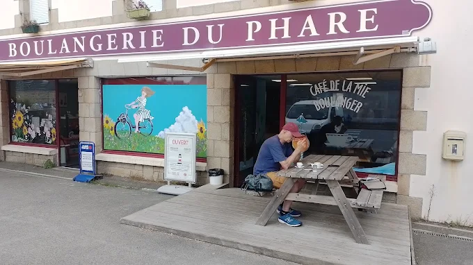 A vendre BOULANGERIE PATISSERIE CAFE 
- située en bord de mer (Saint-Pierre PENMARCH proche du phare d'ECKMUHL).
- Clientèle locale et touristique fidèle.
- Pas d'autre concurrent sur Saint-Pierre.
- Local commercial de 200 m² composé de la boutique 60 m², d'un café 30 m² (pouvant servir de bar, de salon de thé, de sandwicherie ou autre restauration rapide), du laboratoire pâtisserie 45 m² et du fournil 65 m².
- Bail 3/6/9 - 24 KE/an.
- Licence 4.
- Outil de travail spacieux et aux normes PMR et HACCP. matériel professionnel très récent (chambres froides, four, pétrin, diviseuse, façonneuse...)
- Fort potentiel de développement en terme d'offre de produit, concept et décoration à moderniser
Pas sérieux et Agences s'abstenir.